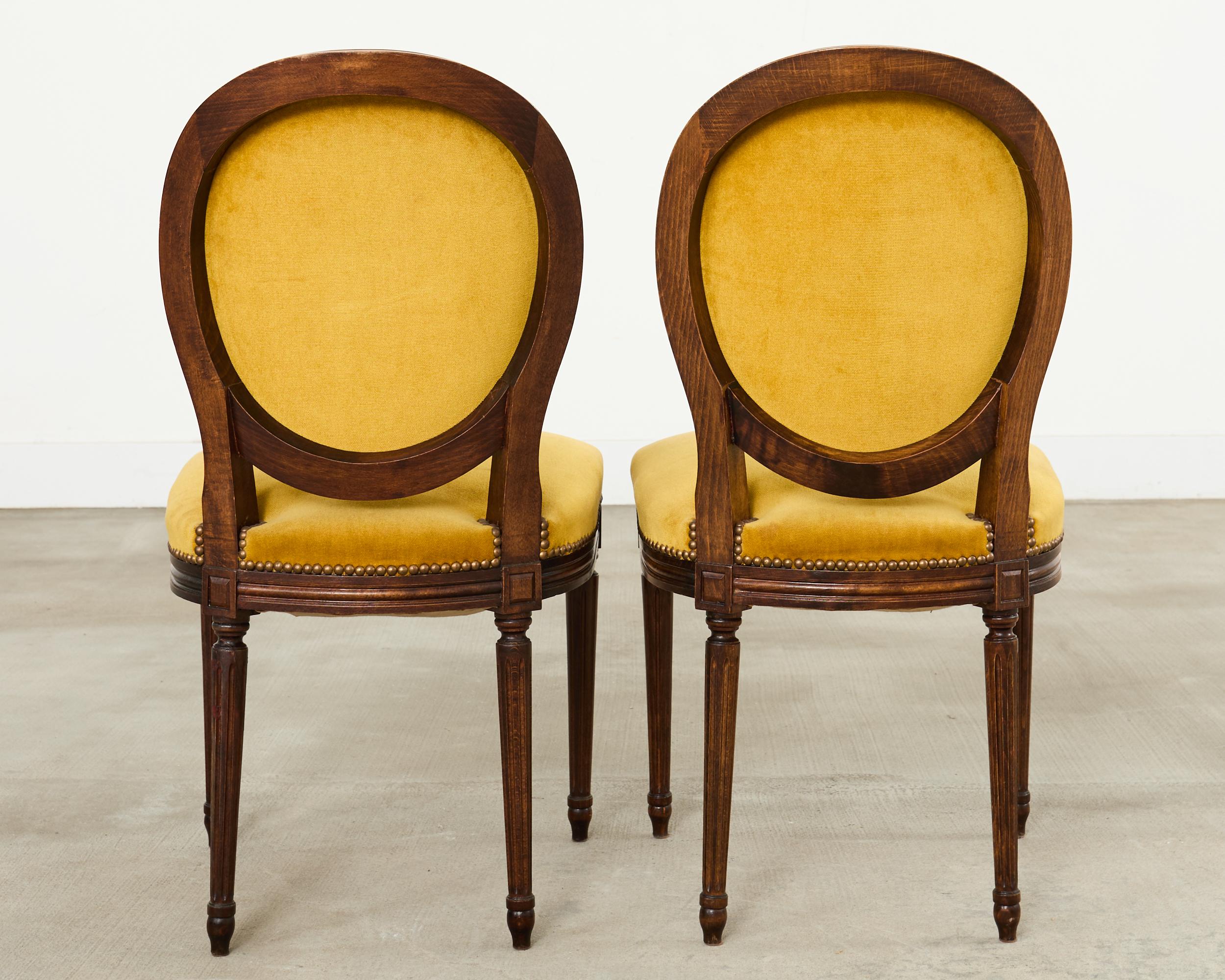 Satz von acht französischen Esszimmerstühlen aus Nussbaum im Louis-XVI-Stil im Angebot 3