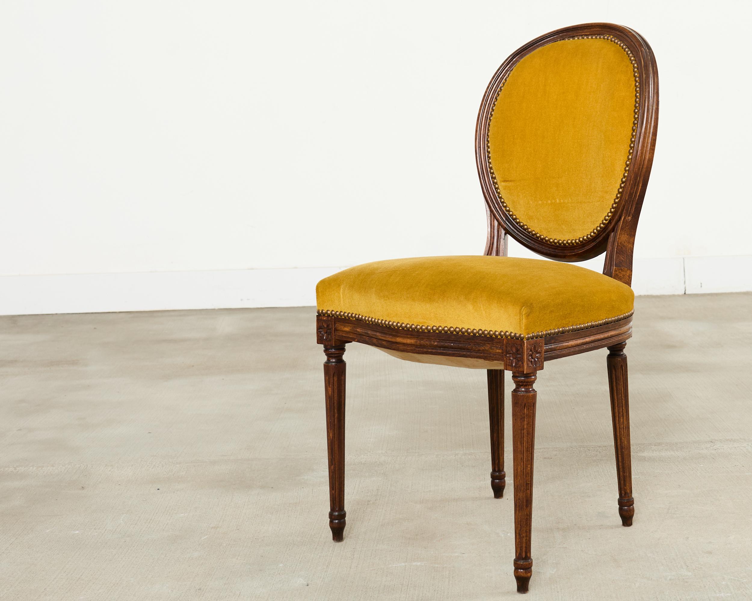 Satz von acht französischen Esszimmerstühlen aus Nussbaum im Louis-XVI-Stil im Angebot 4
