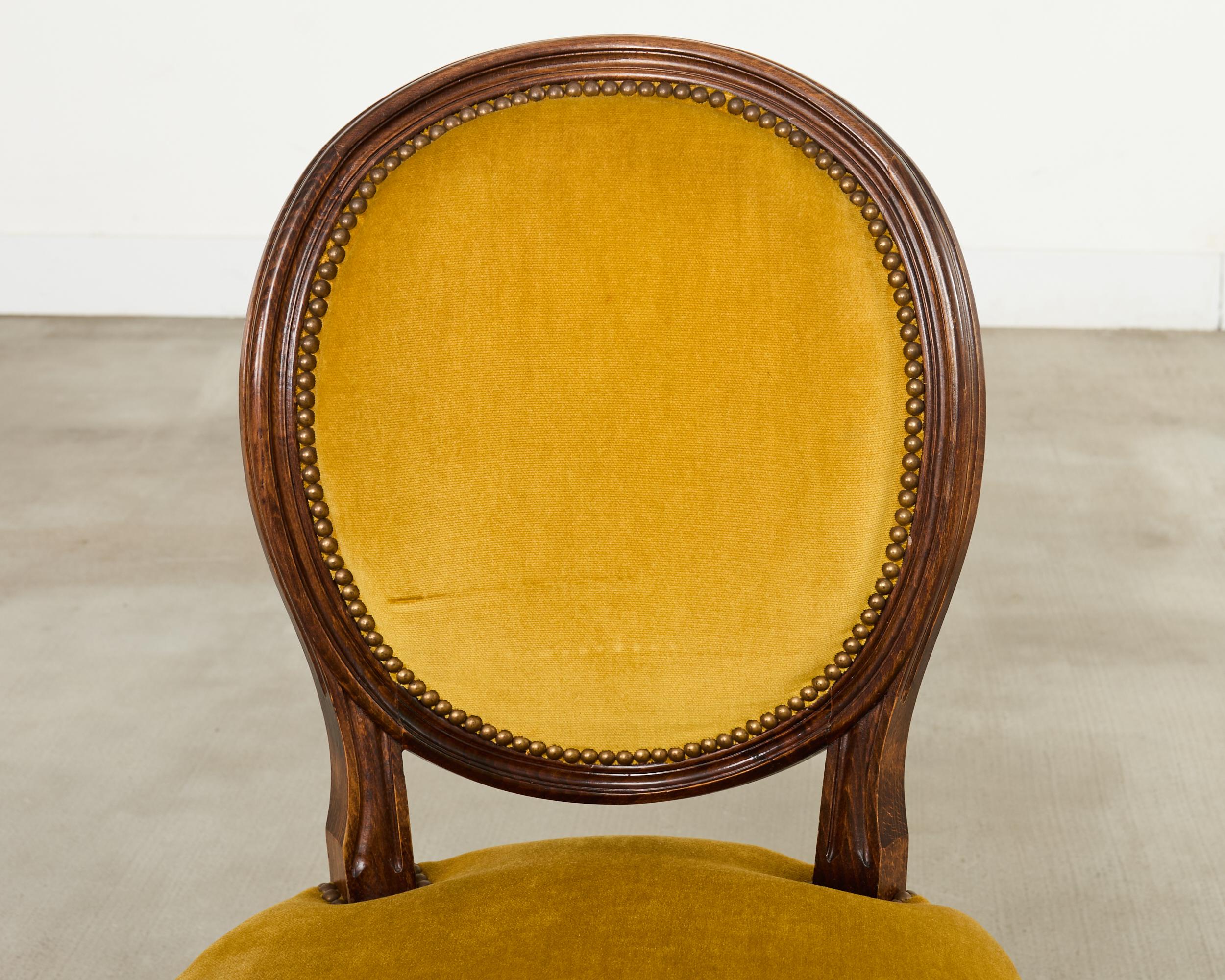 Satz von acht französischen Esszimmerstühlen aus Nussbaum im Louis-XVI-Stil im Angebot 5