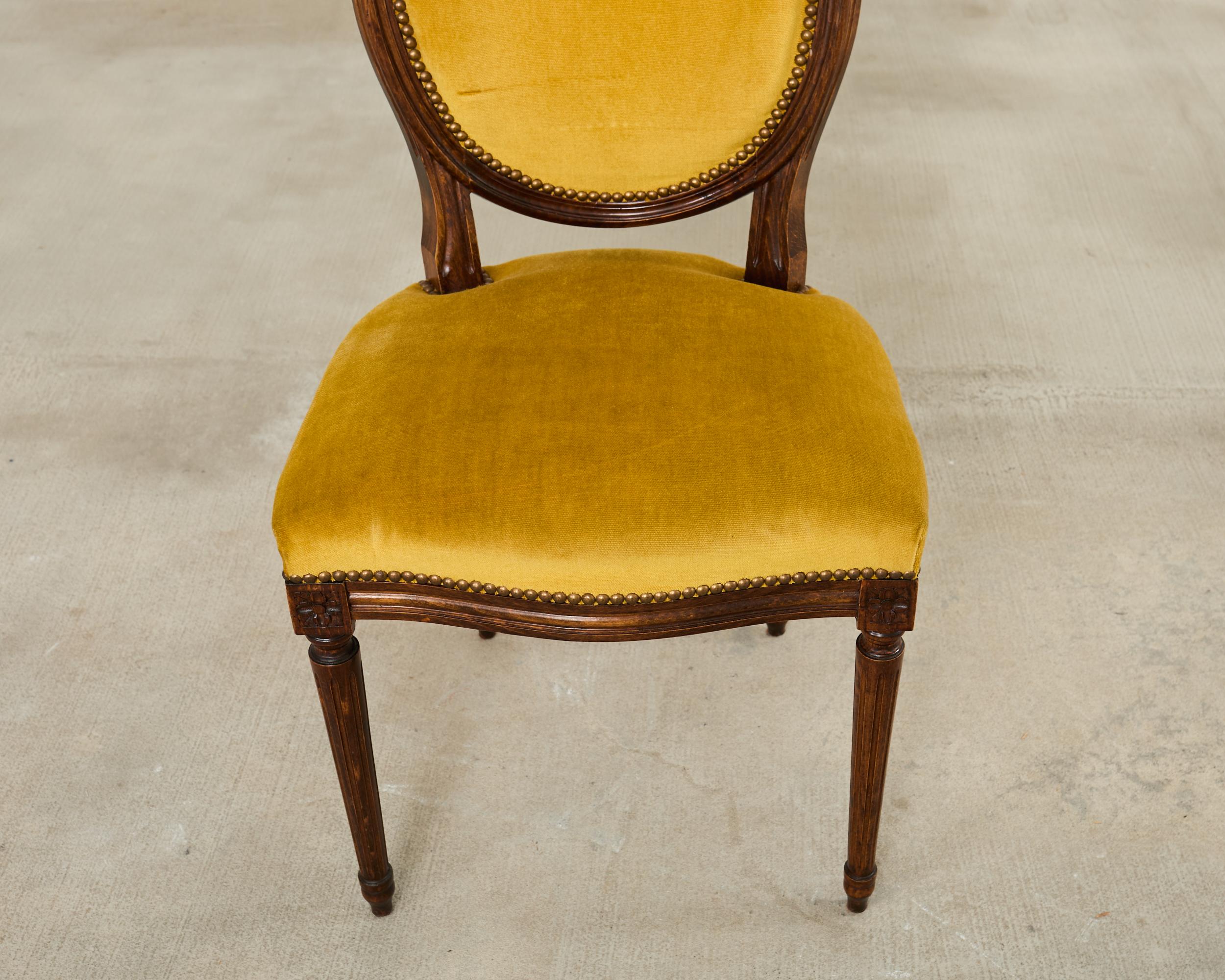 Satz von acht französischen Esszimmerstühlen aus Nussbaum im Louis-XVI-Stil im Angebot 6