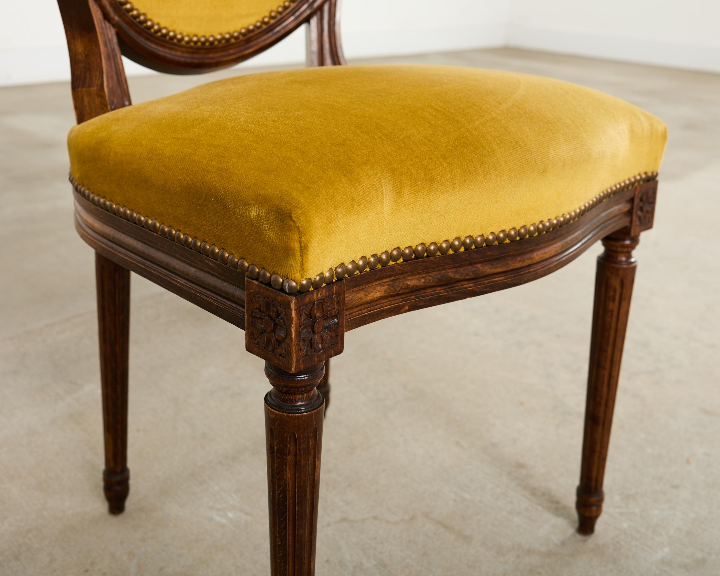 Satz von acht französischen Esszimmerstühlen aus Nussbaum im Louis-XVI-Stil im Angebot 8