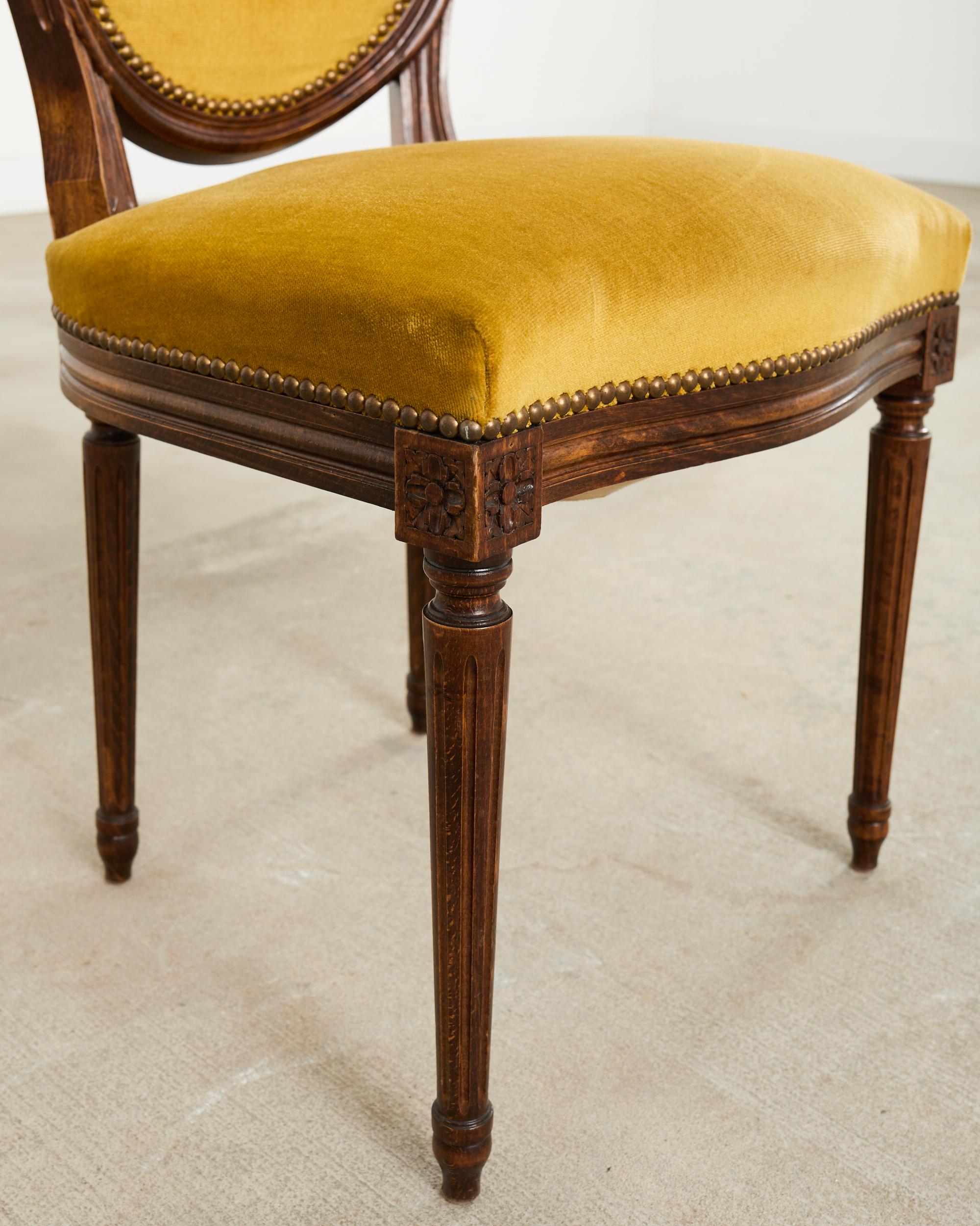 Satz von acht französischen Esszimmerstühlen aus Nussbaum im Louis-XVI-Stil im Angebot 9