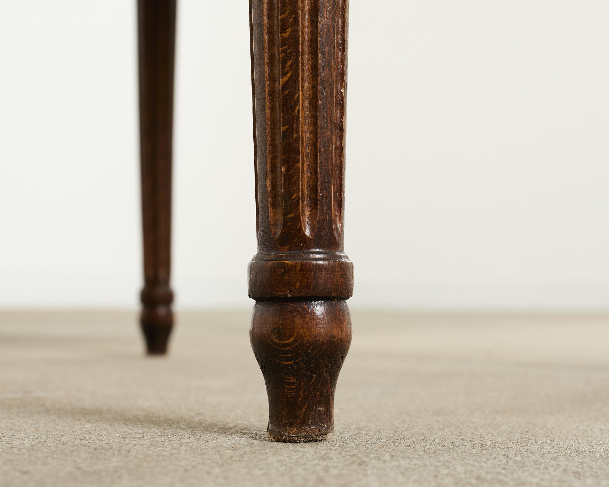 Satz von acht französischen Esszimmerstühlen aus Nussbaum im Louis-XVI-Stil im Angebot 10