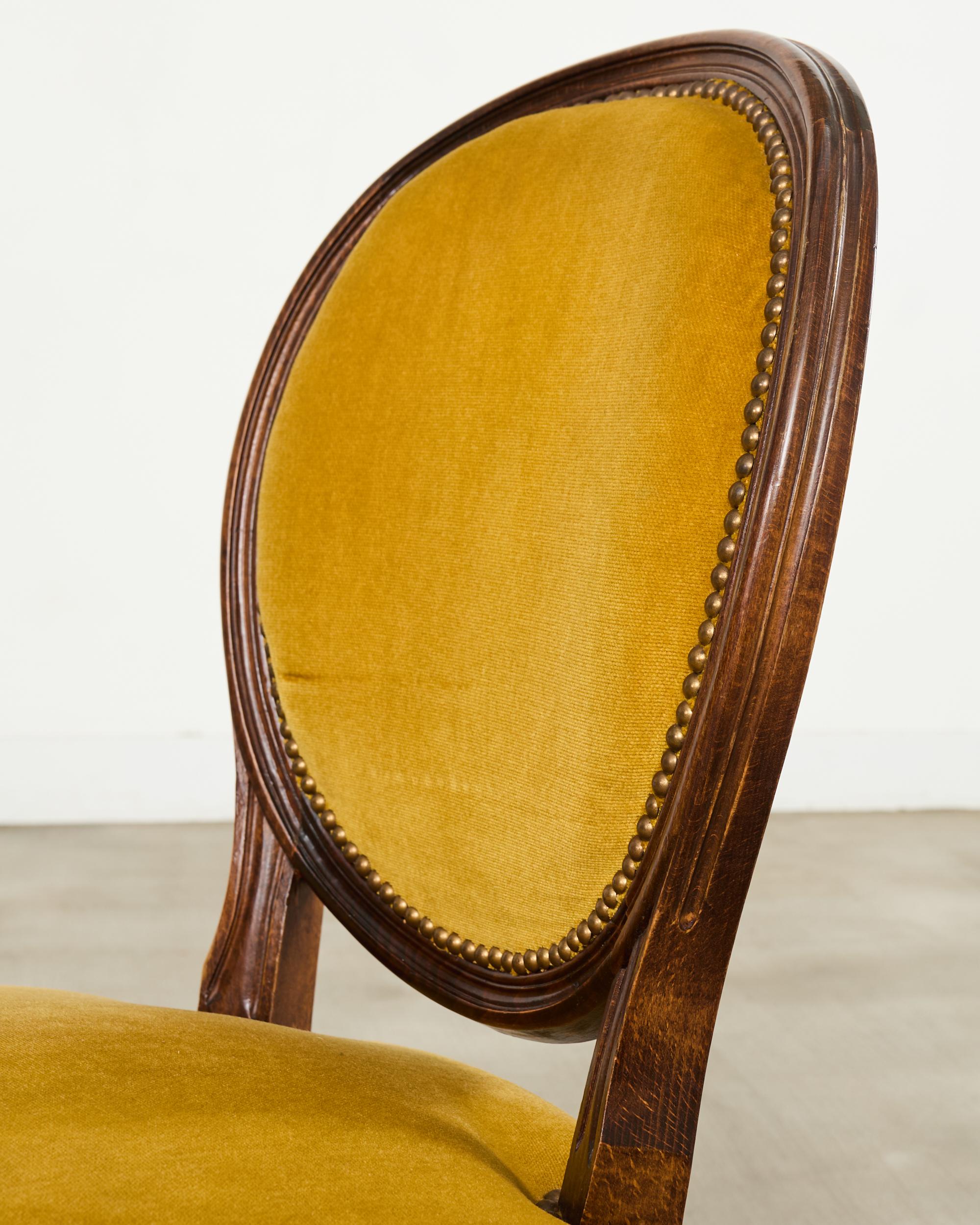 Satz von acht französischen Esszimmerstühlen aus Nussbaum im Louis-XVI-Stil im Angebot 11