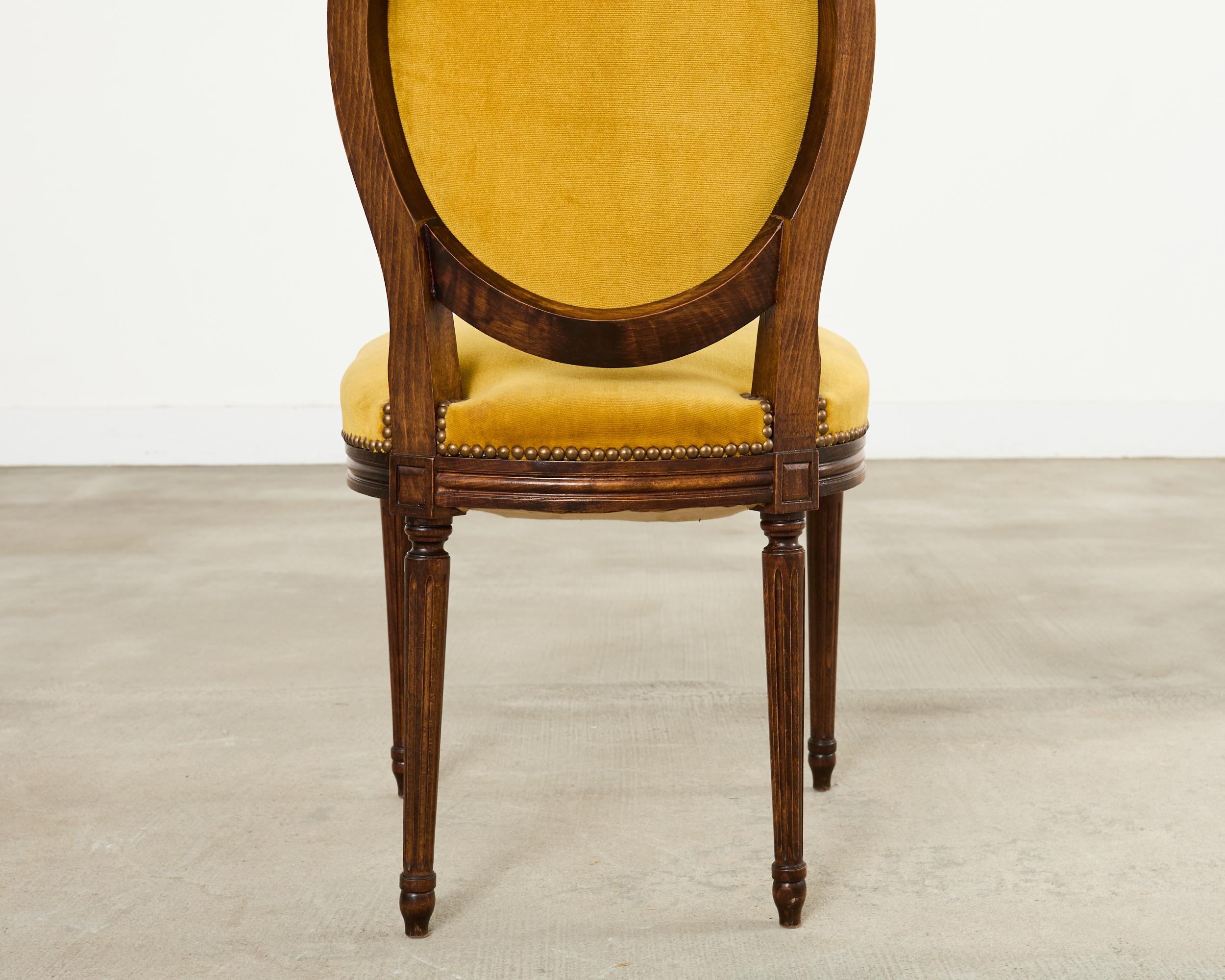 Satz von acht französischen Esszimmerstühlen aus Nussbaum im Louis-XVI-Stil im Angebot 12