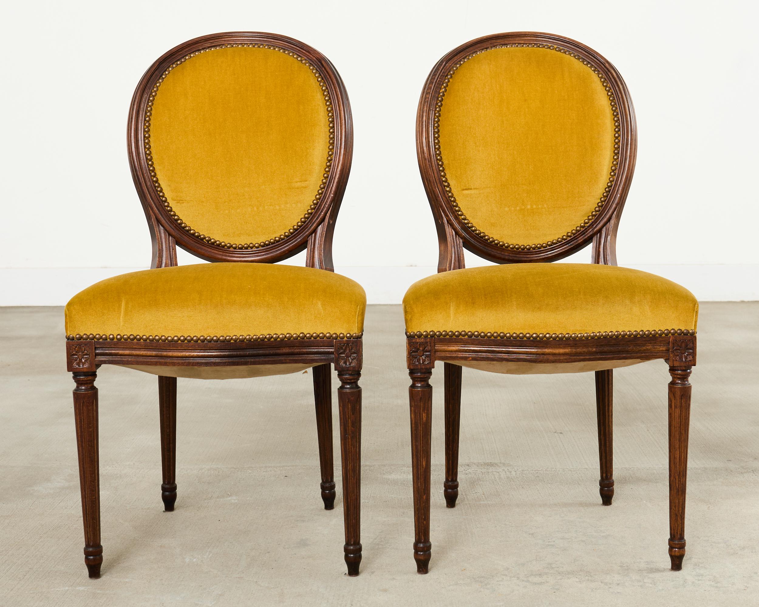 Satz von acht französischen Esszimmerstühlen aus Nussbaum im Louis-XVI-Stil (Handgefertigt) im Angebot