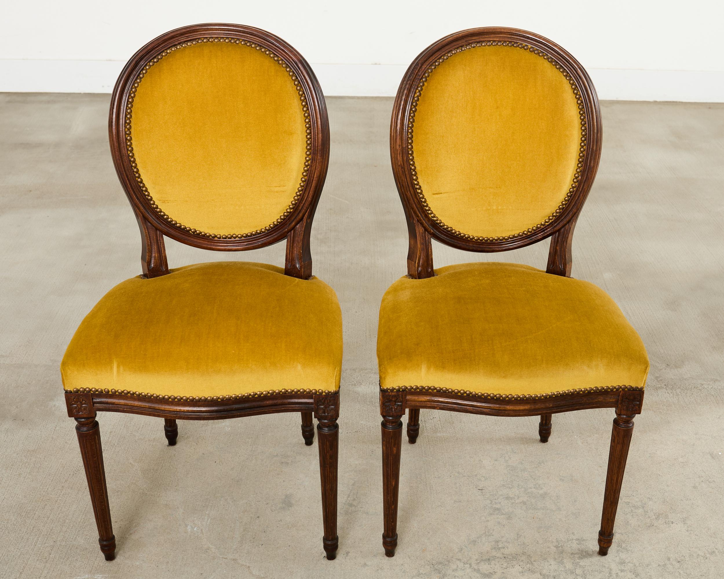 Satz von acht französischen Esszimmerstühlen aus Nussbaum im Louis-XVI-Stil (20. Jahrhundert) im Angebot