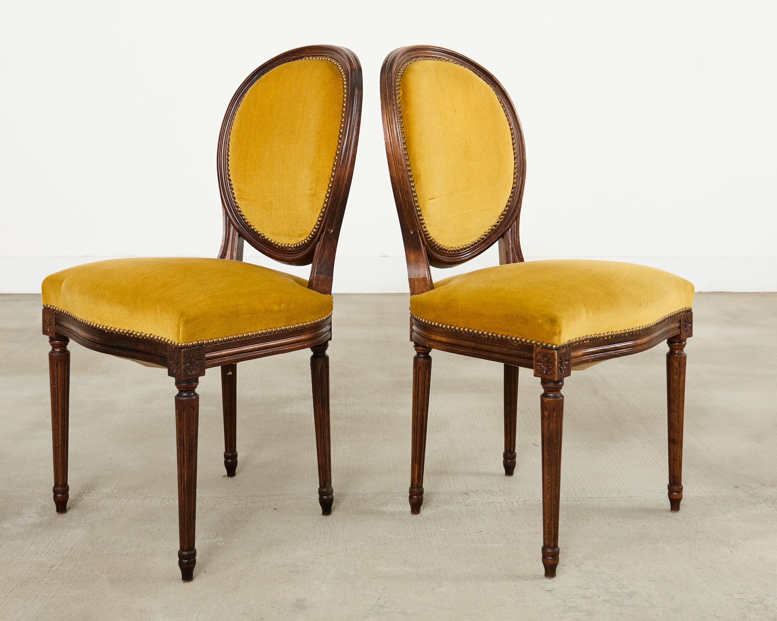 Satz von acht französischen Esszimmerstühlen aus Nussbaum im Louis-XVI-Stil (Messing) im Angebot
