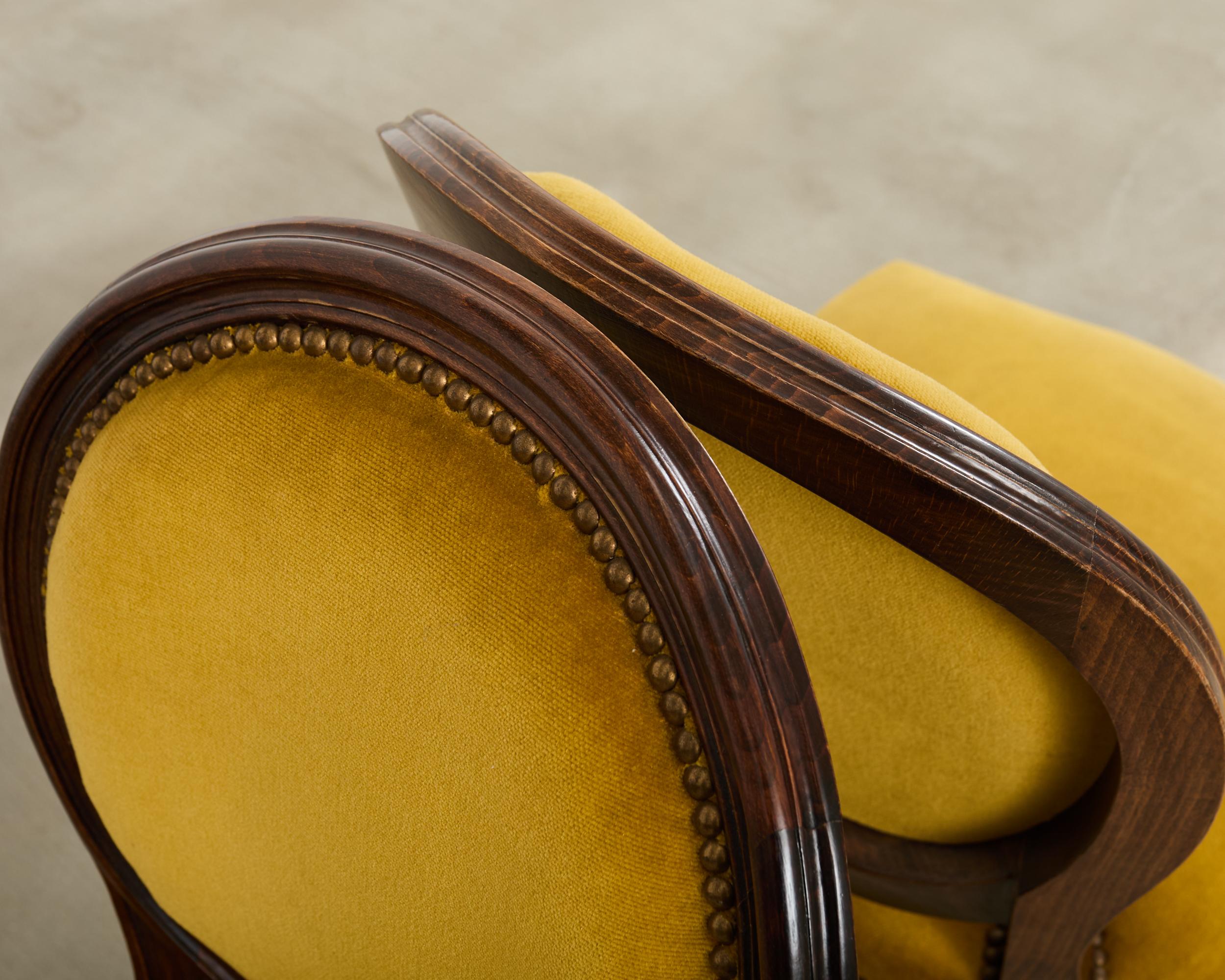 Satz von acht französischen Esszimmerstühlen aus Nussbaum im Louis-XVI-Stil im Angebot 1