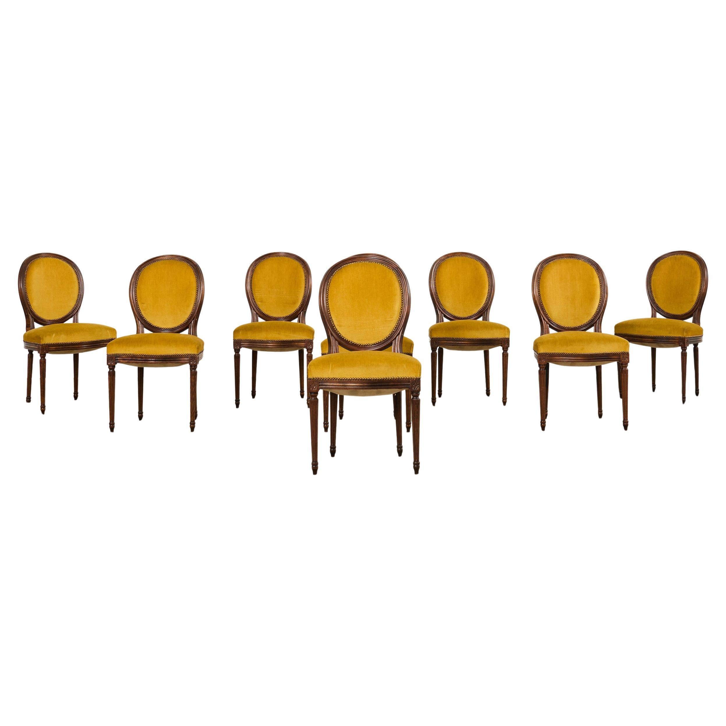 Satz von acht französischen Esszimmerstühlen aus Nussbaum im Louis-XVI-Stil