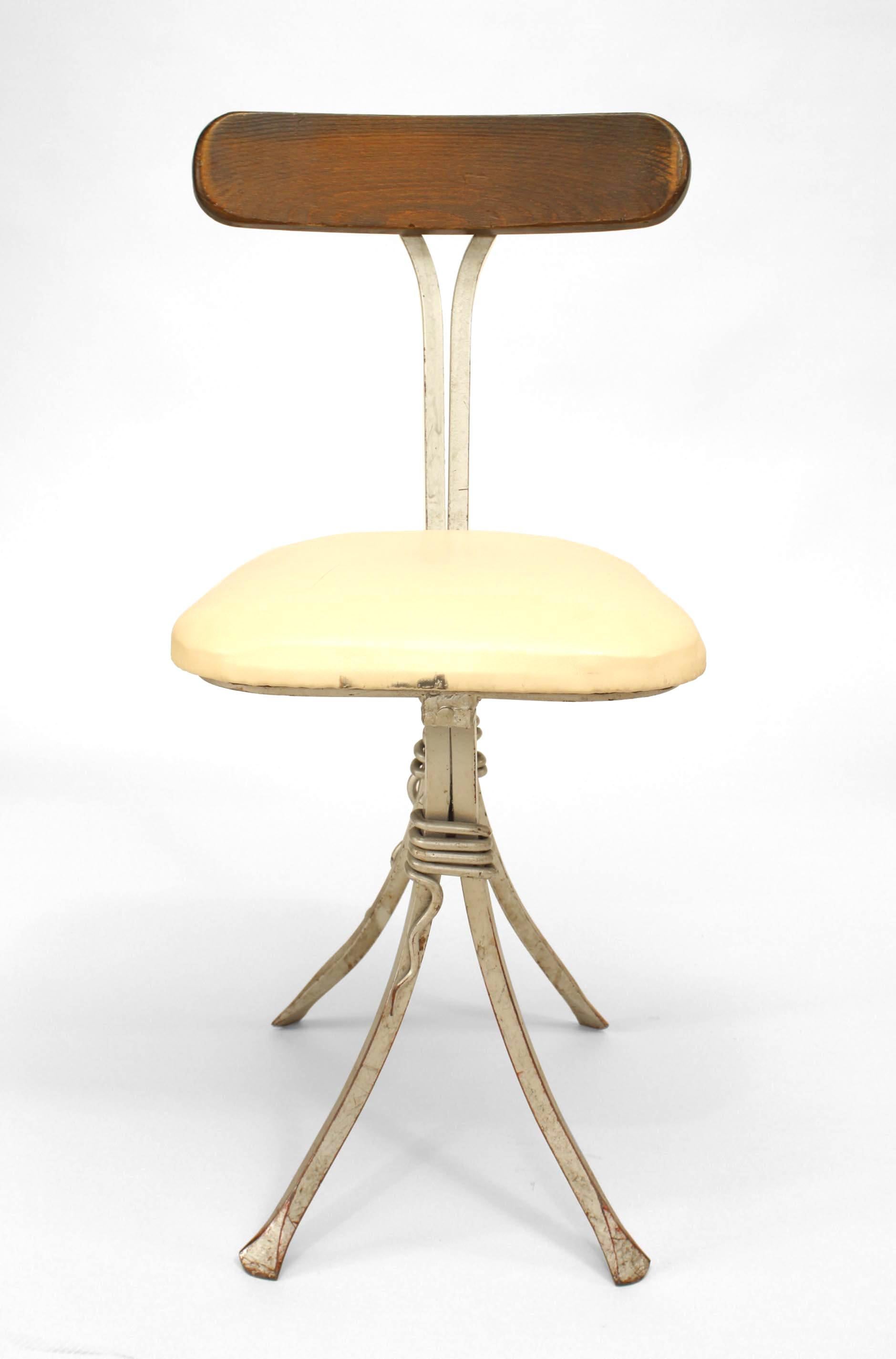 Satz von 8 französischen Mid Century modern schmiedeeisernen silber lackiert Café Stühle mit 2 Paar Füße mit dekorativen trim verbunden mit einer Bahre und einem gepolsterten Sitz & Holz Rückenlehne.
