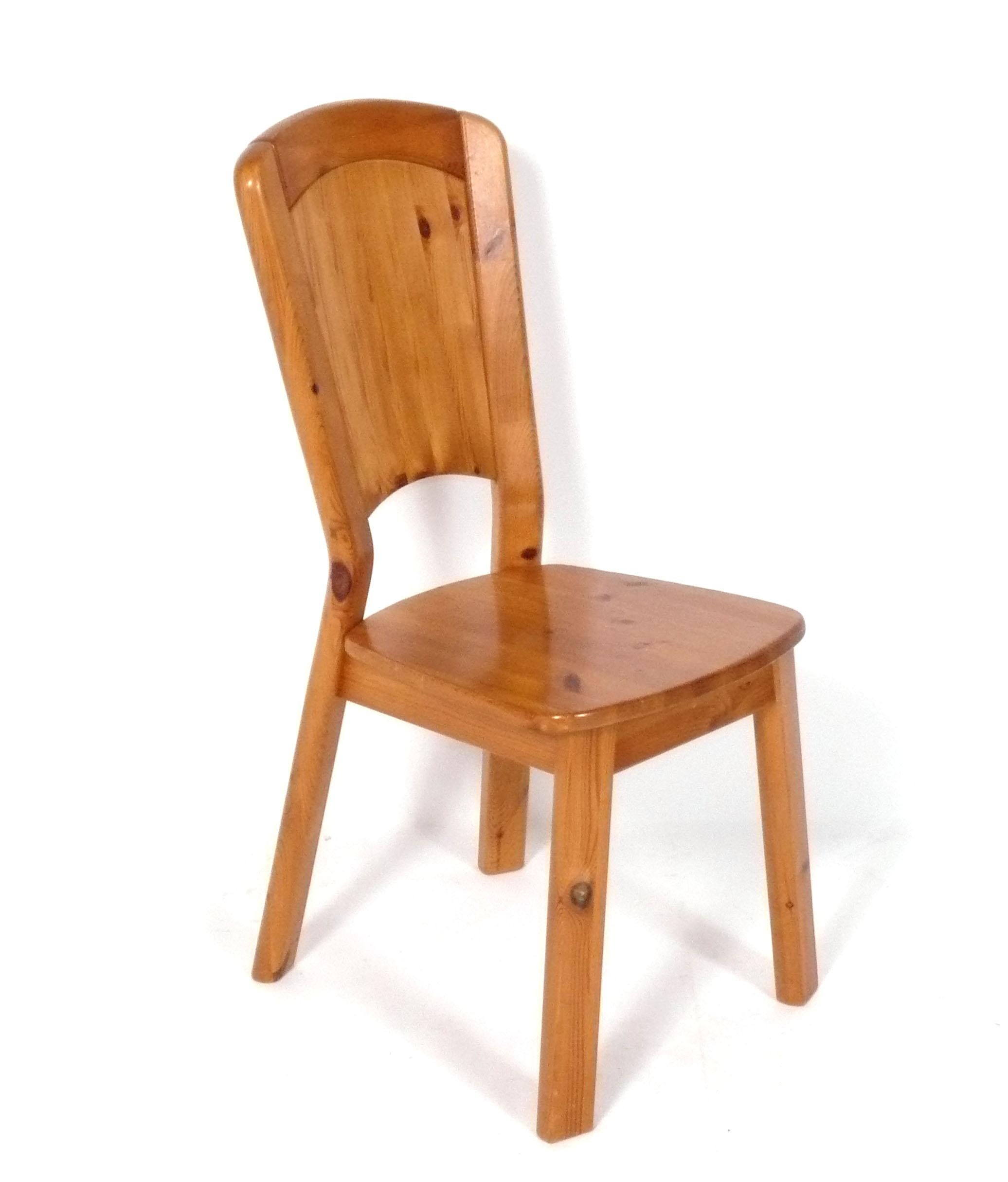 Ensemble de huit chaises de salle à manger modernes en pin, dans le style de Charlotte Perriand, France, vers les années 1960. Ils conservent leur chaude patine d'origine.  