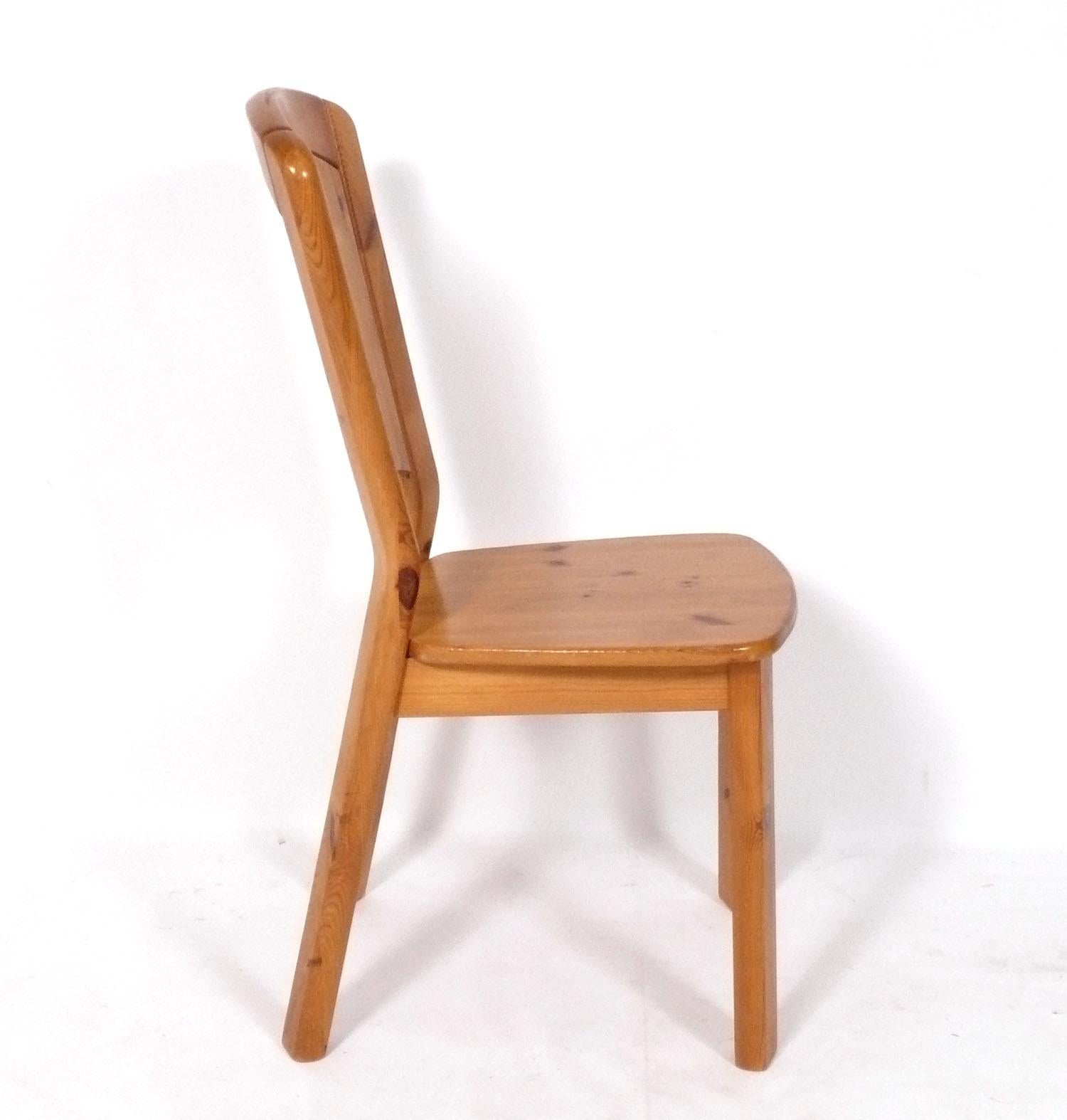 Rustique Ensemble de huit chaises de salle à manger modernes en pin dans le style de Charlotte Perriand en vente