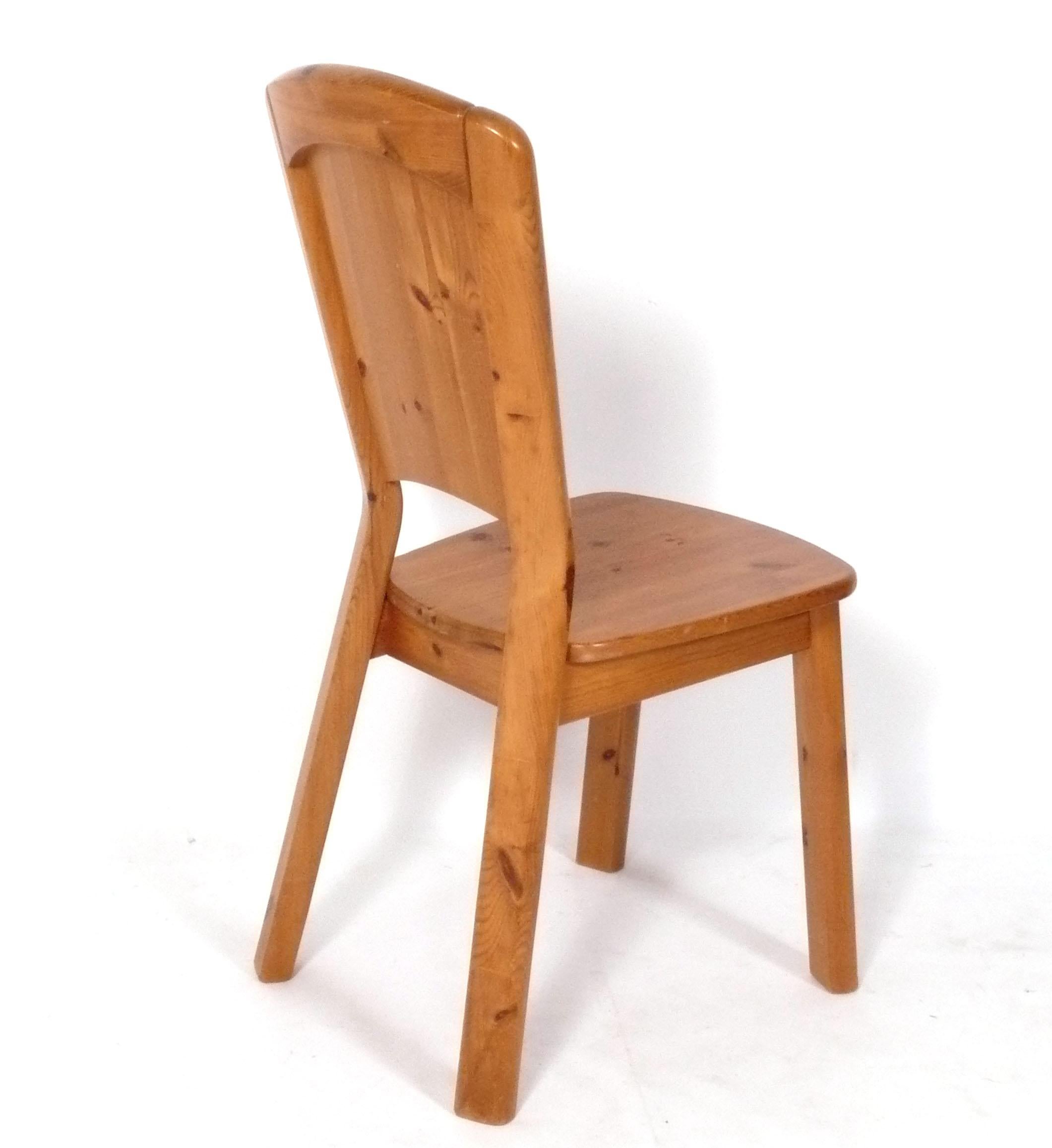 Français Ensemble de huit chaises de salle à manger modernes en pin dans le style de Charlotte Perriand en vente
