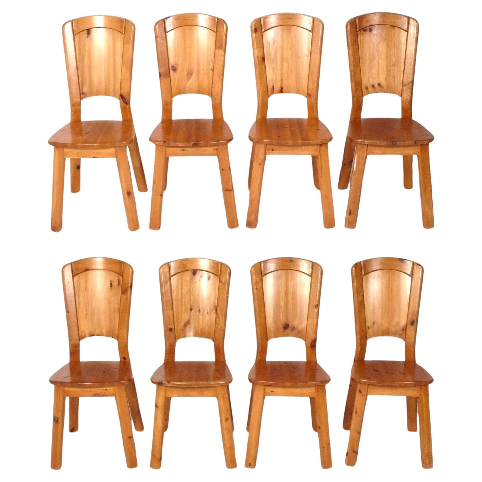 Ensemble de huit chaises de salle à manger modernes en pin dans le style de Charlotte Perriand