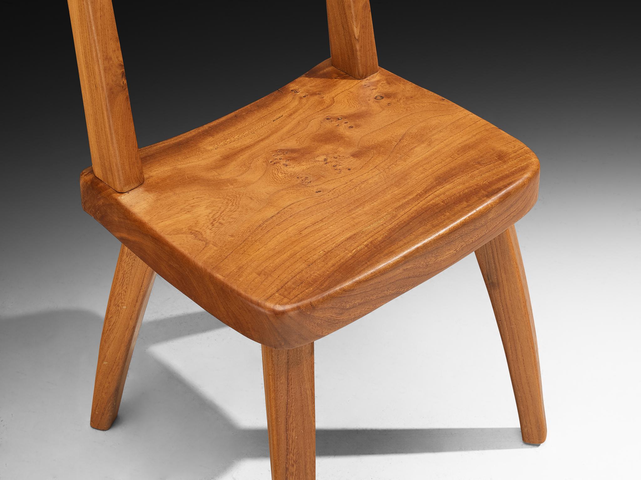 Set di otto sedie da pranzo in olmo massiccio, Francia, anni '70/'80

Queste sedie da pranzo francesi degli anni '70-'80 esprimono un carattere naturalistico. La seduta spessa e sottilmente sagomata mette in risalto le venature e la consistenza del