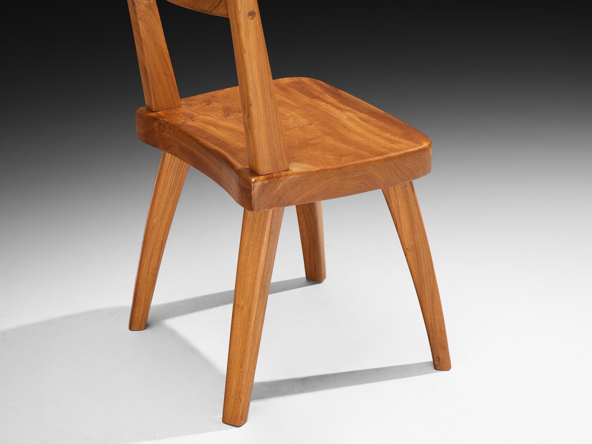 Fine XX secolo Set di otto sedie da pranzo francesi naturalistiche in olmo massiccio in vendita