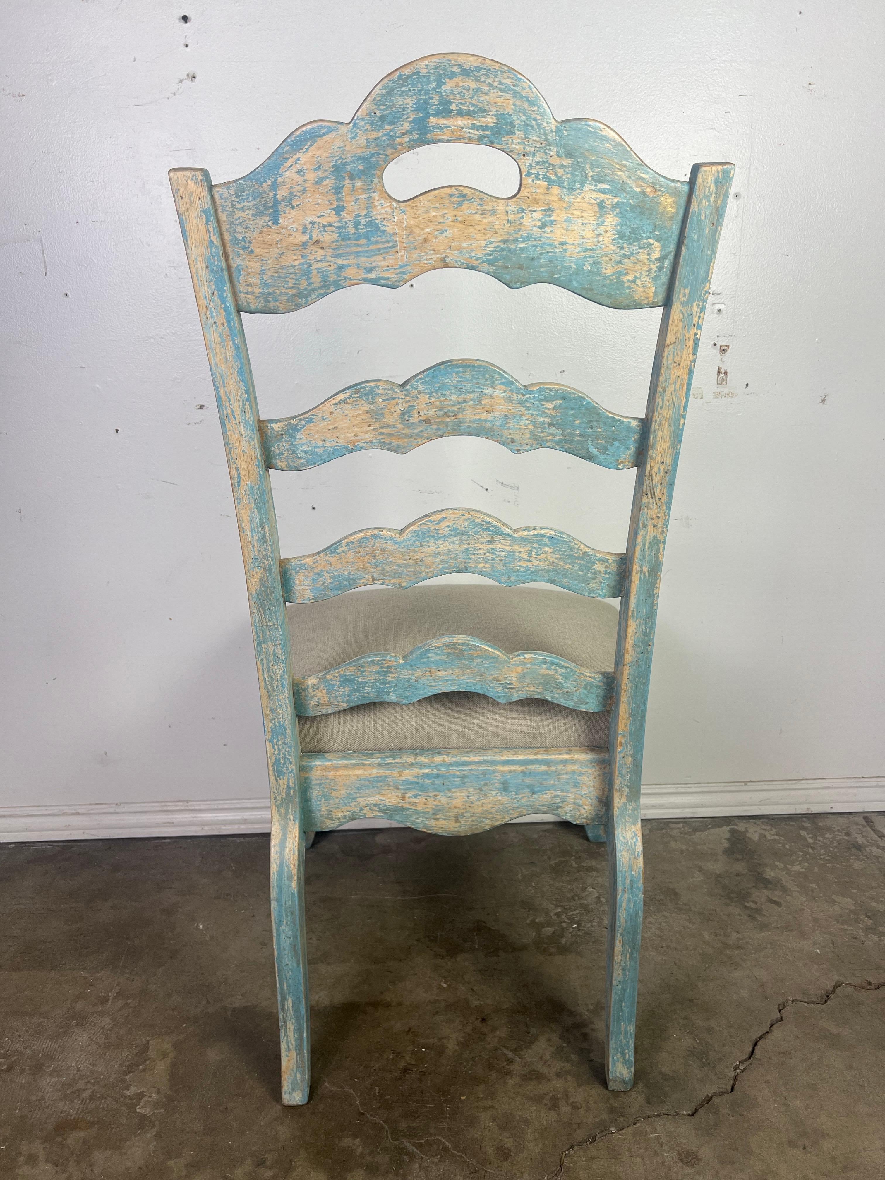 Ensemble de huit chaises de salle à manger à dossier en échelle peintes à la française en vente 2