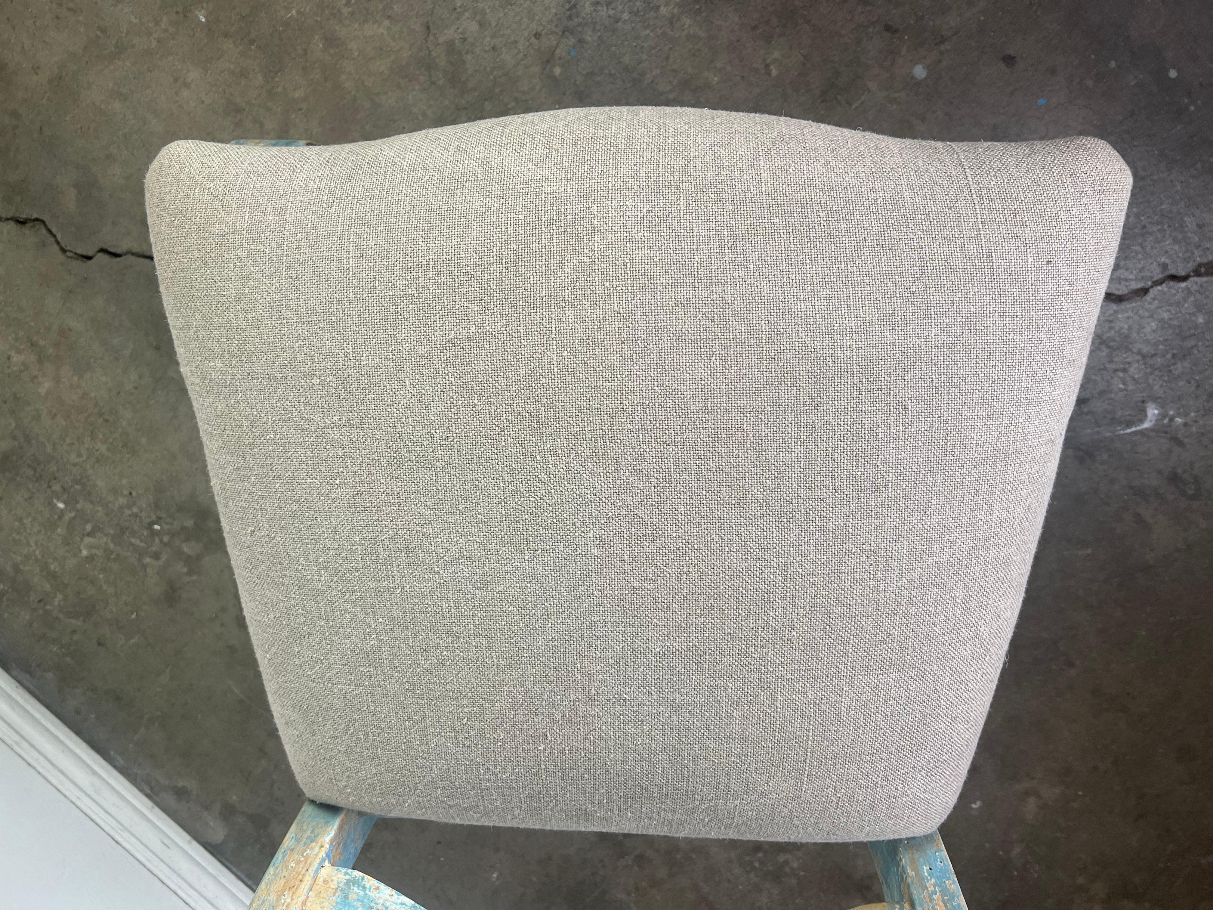Ensemble de huit chaises de salle à manger à dossier en échelle peintes à la française en vente 6