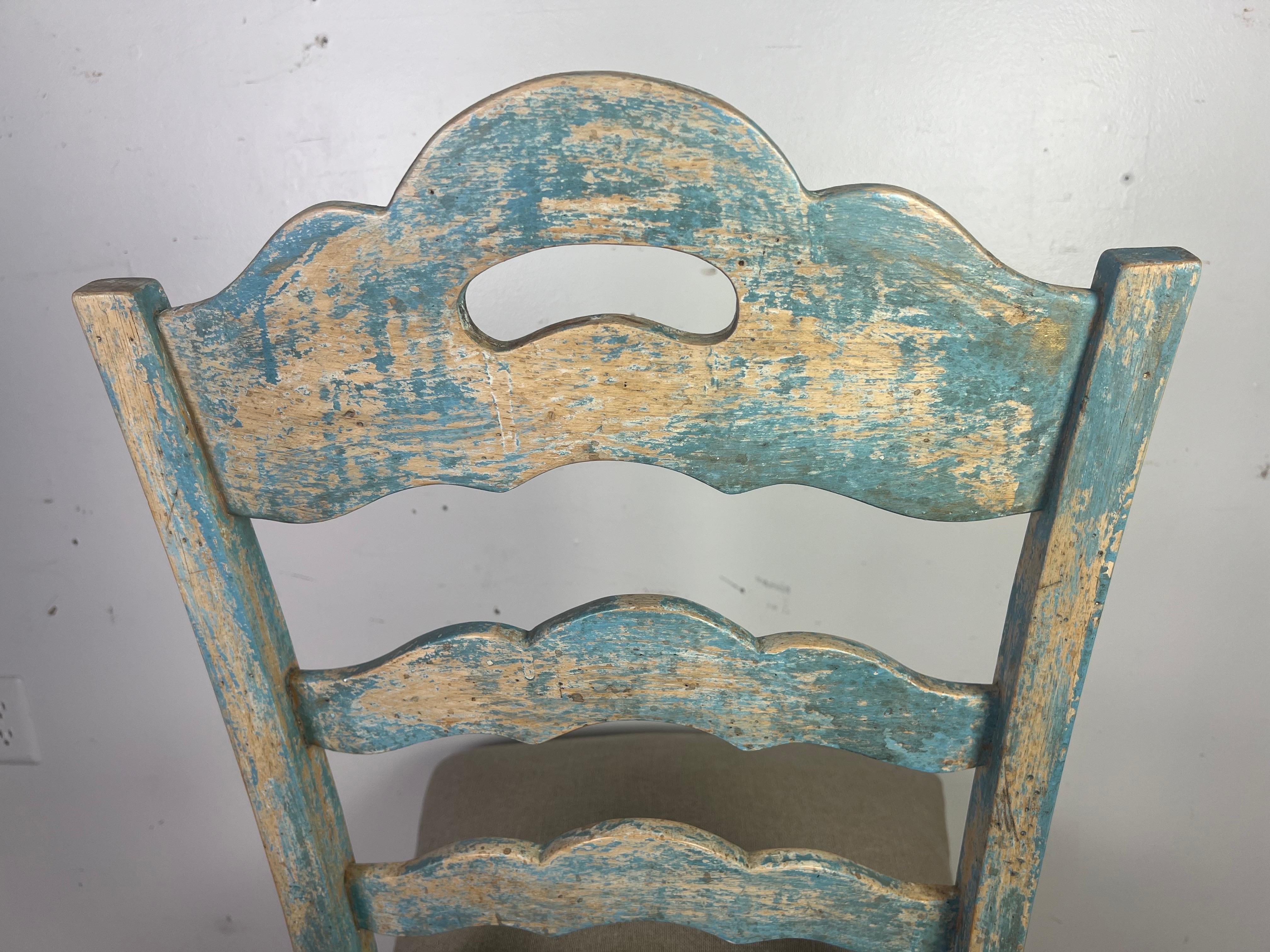 Ensemble de huit chaises de salle à manger à dossier en échelle peintes à la française en vente 7