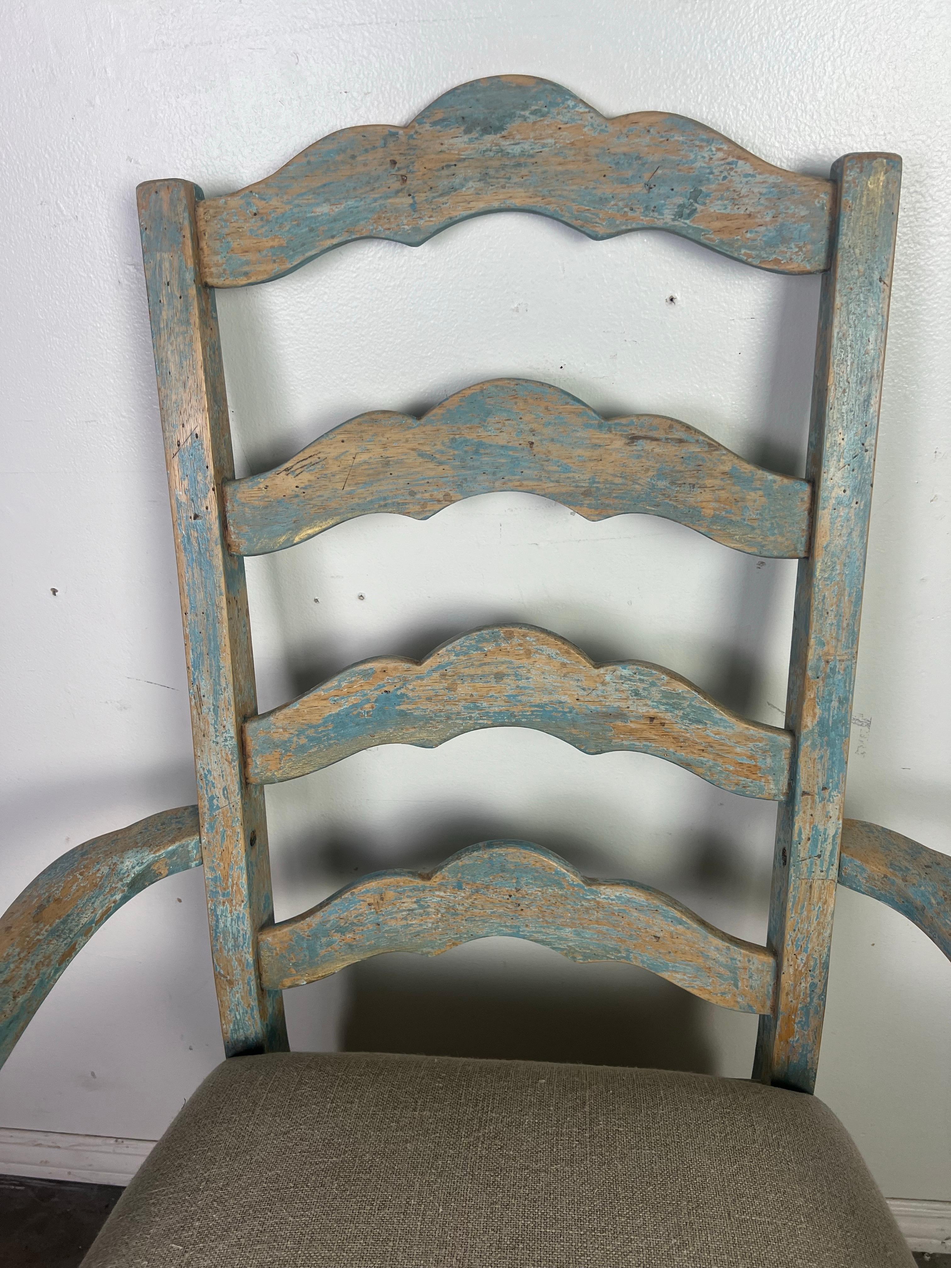 Ensemble de huit chaises de salle à manger à dossier en échelle peintes à la française en vente 11