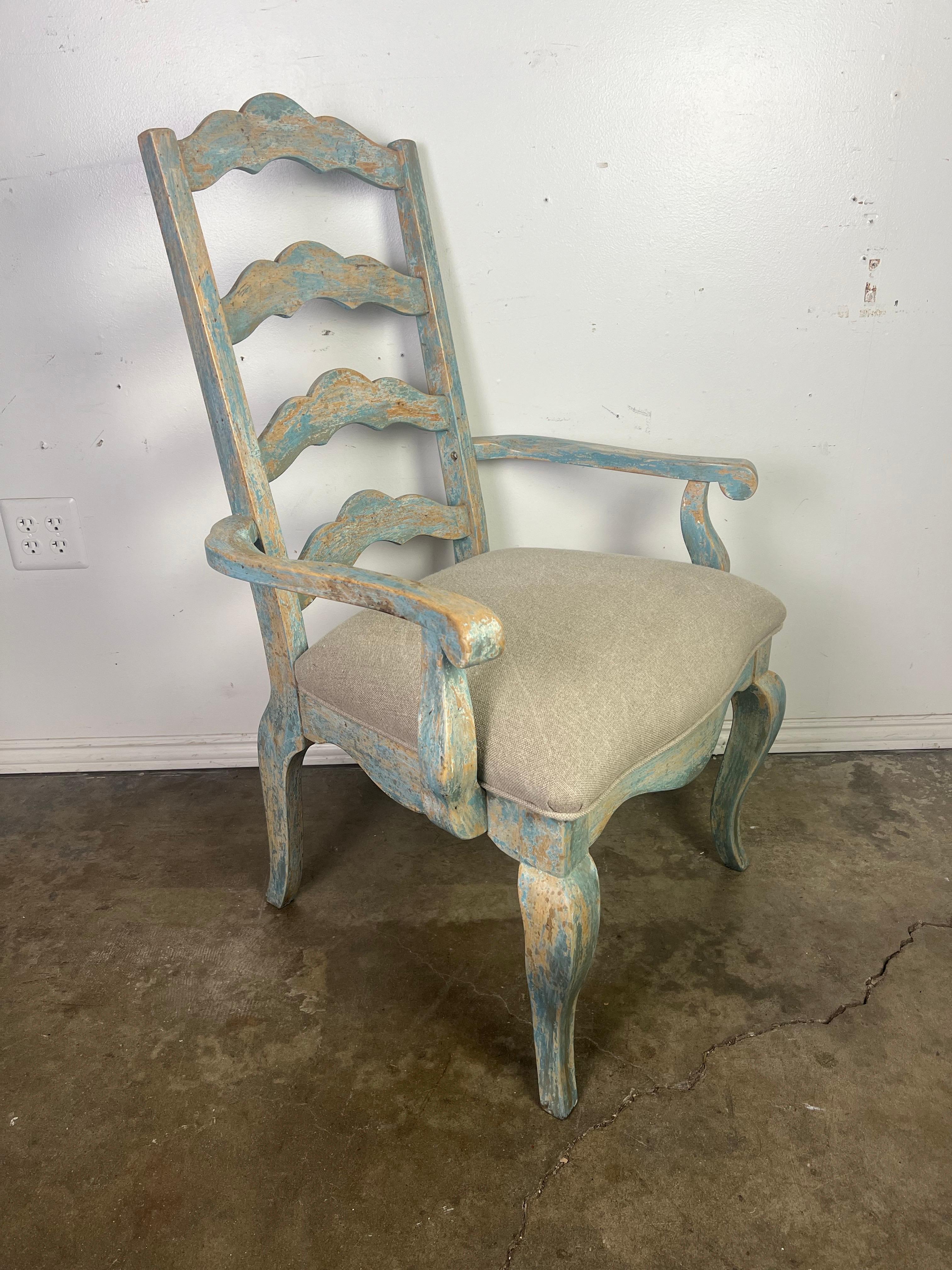 Ensemble de huit chaises de salle à manger à dossier en échelle peintes à la française en vente 12