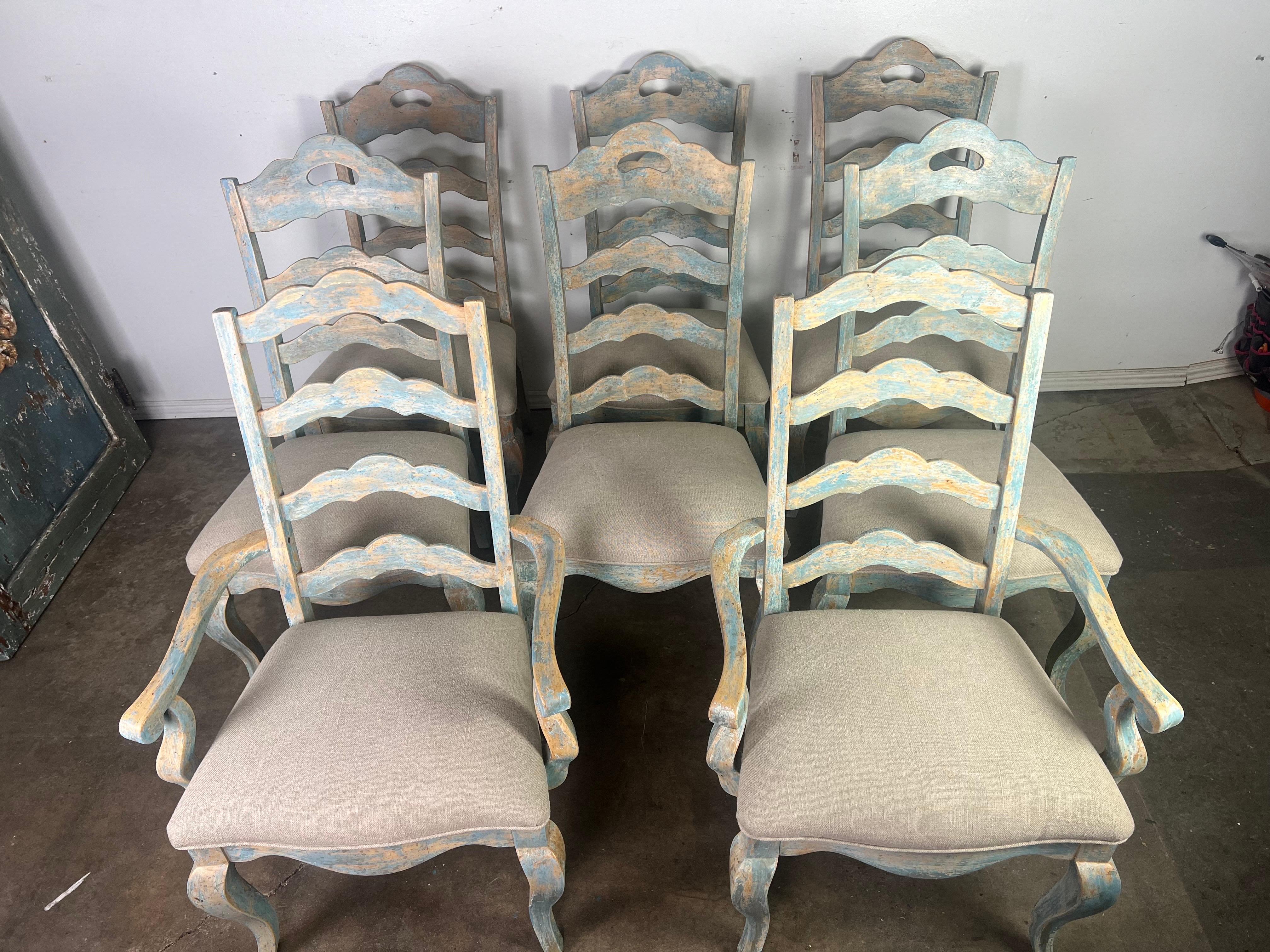 Provincial français Ensemble de huit chaises de salle à manger à dossier en échelle peintes à la française en vente