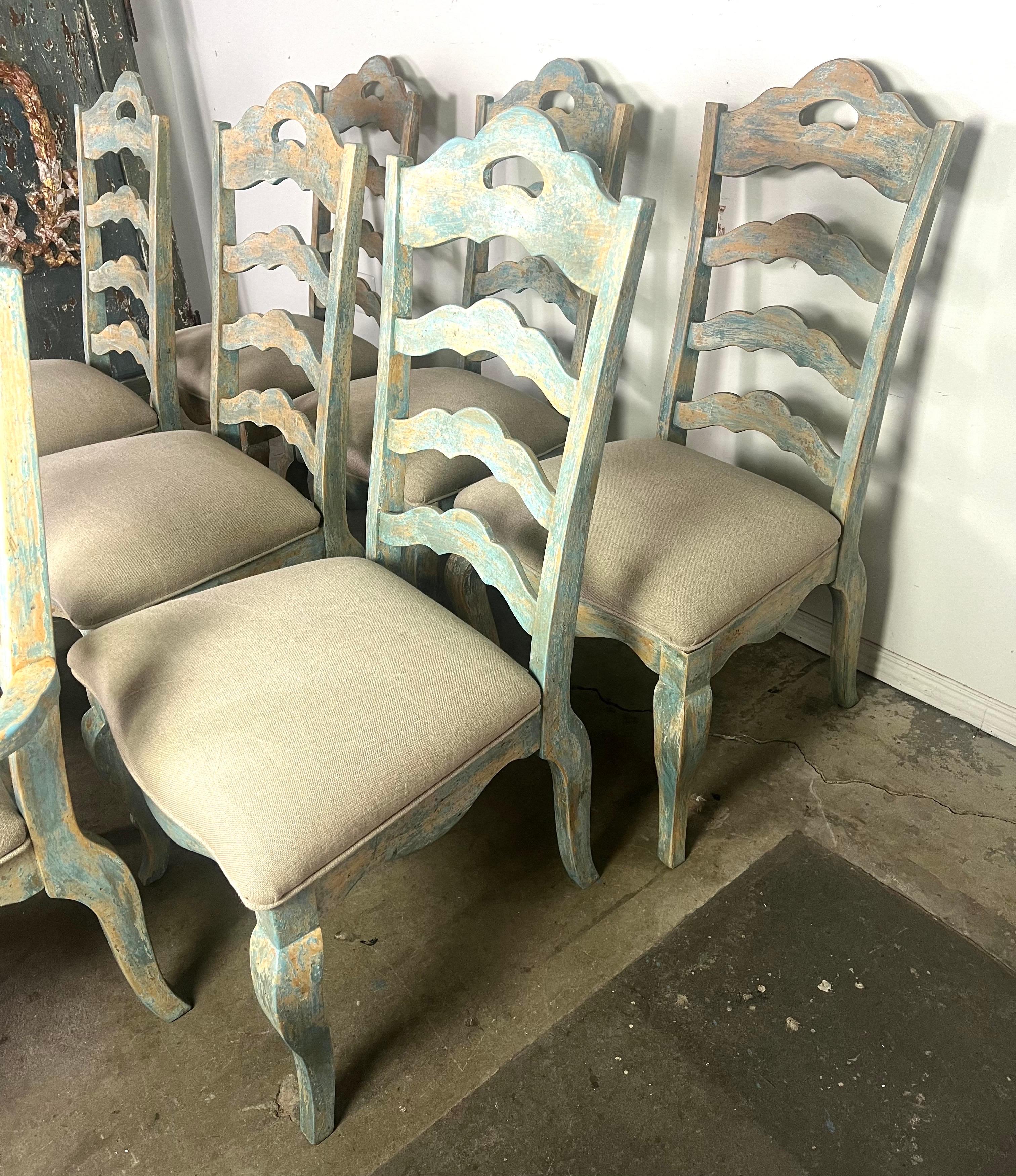 Français Ensemble de huit chaises de salle à manger à dossier en échelle peintes à la française en vente