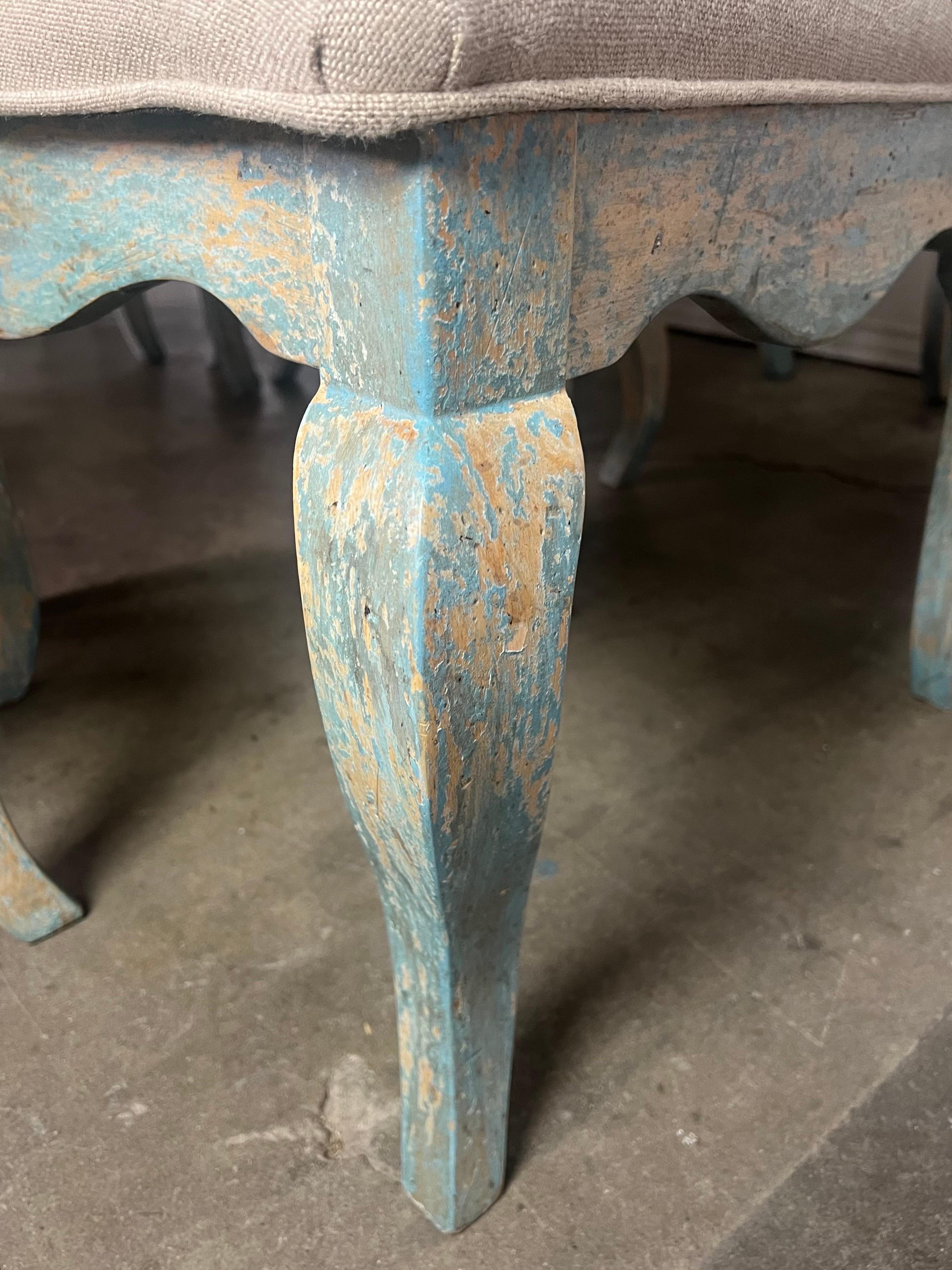 Peint à la main Ensemble de huit chaises de salle à manger à dossier en échelle peintes à la française en vente