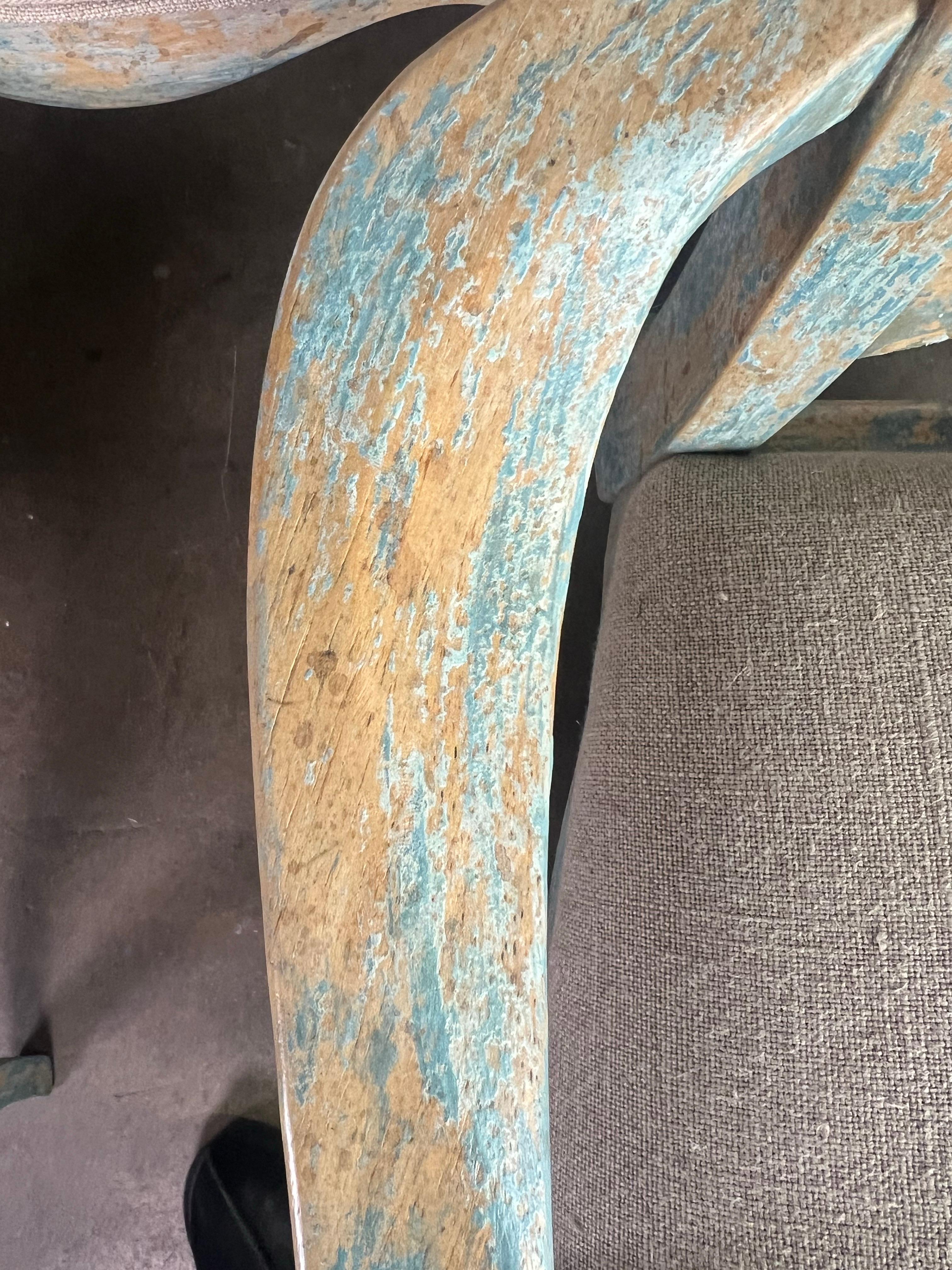 Ensemble de huit chaises de salle à manger à dossier en échelle peintes à la française Abîmé - En vente à Los Angeles, CA