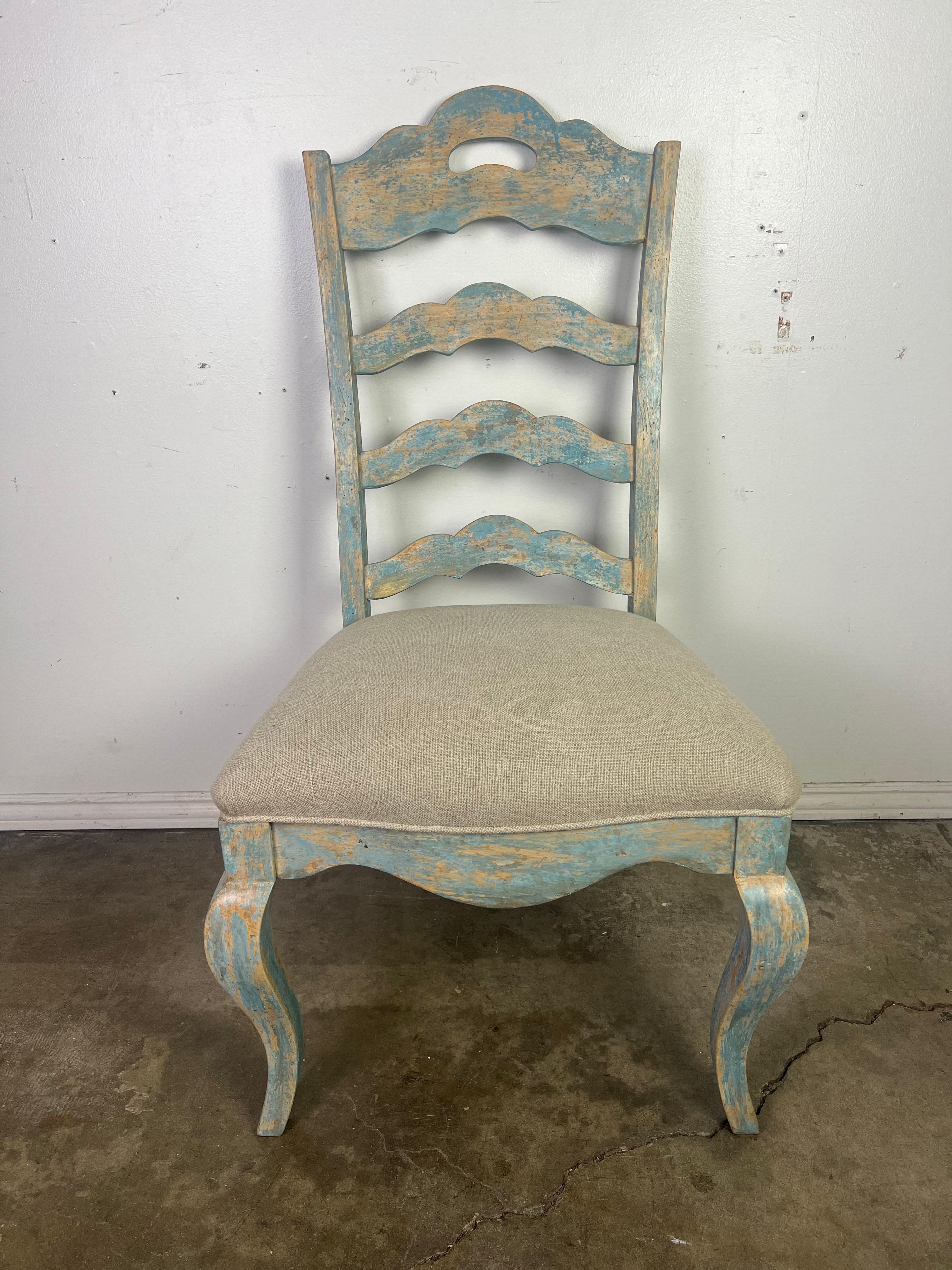20ième siècle Ensemble de huit chaises de salle à manger à dossier en échelle peintes à la française en vente