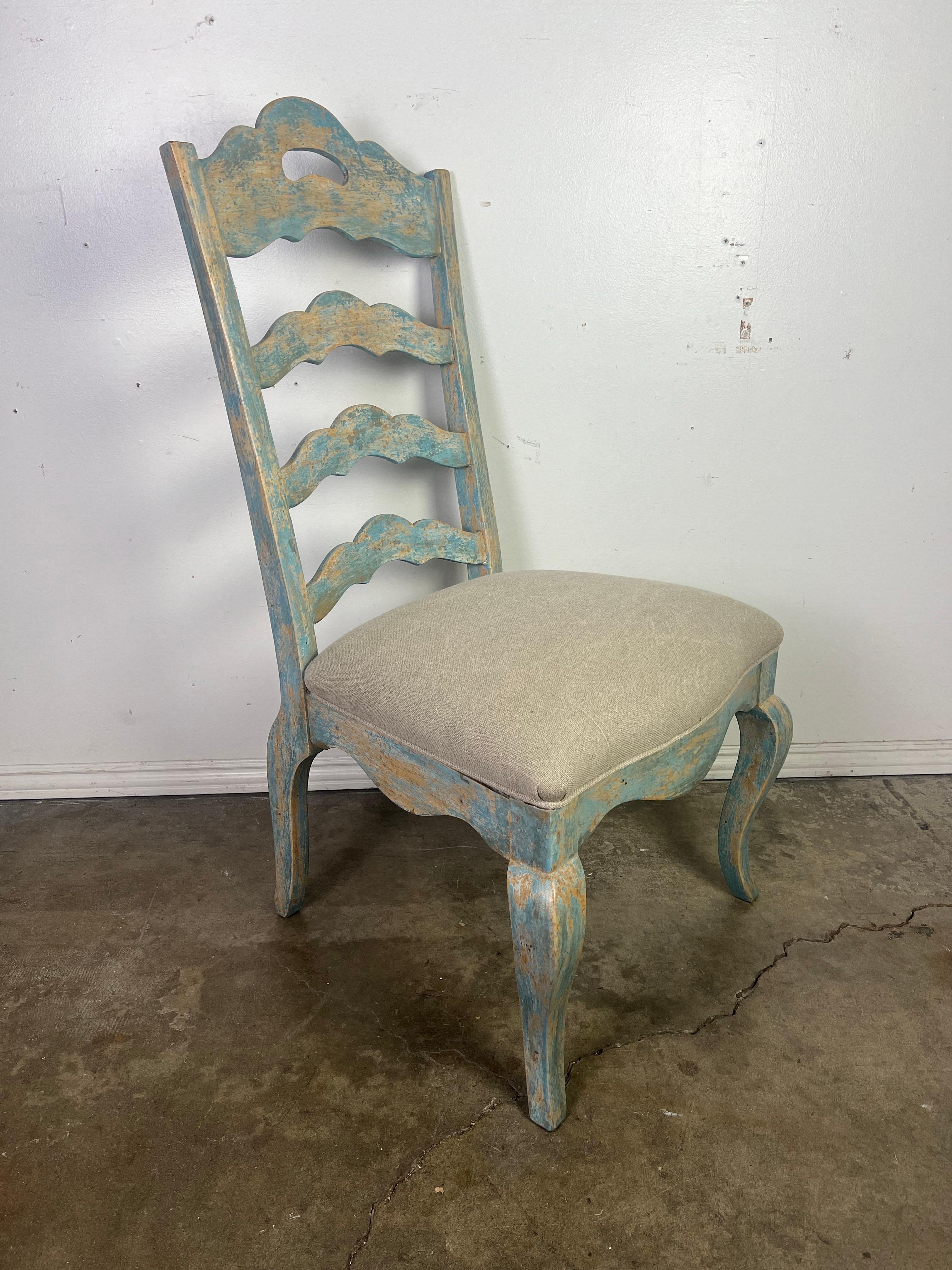 Bois Ensemble de huit chaises de salle à manger à dossier en échelle peintes à la française en vente