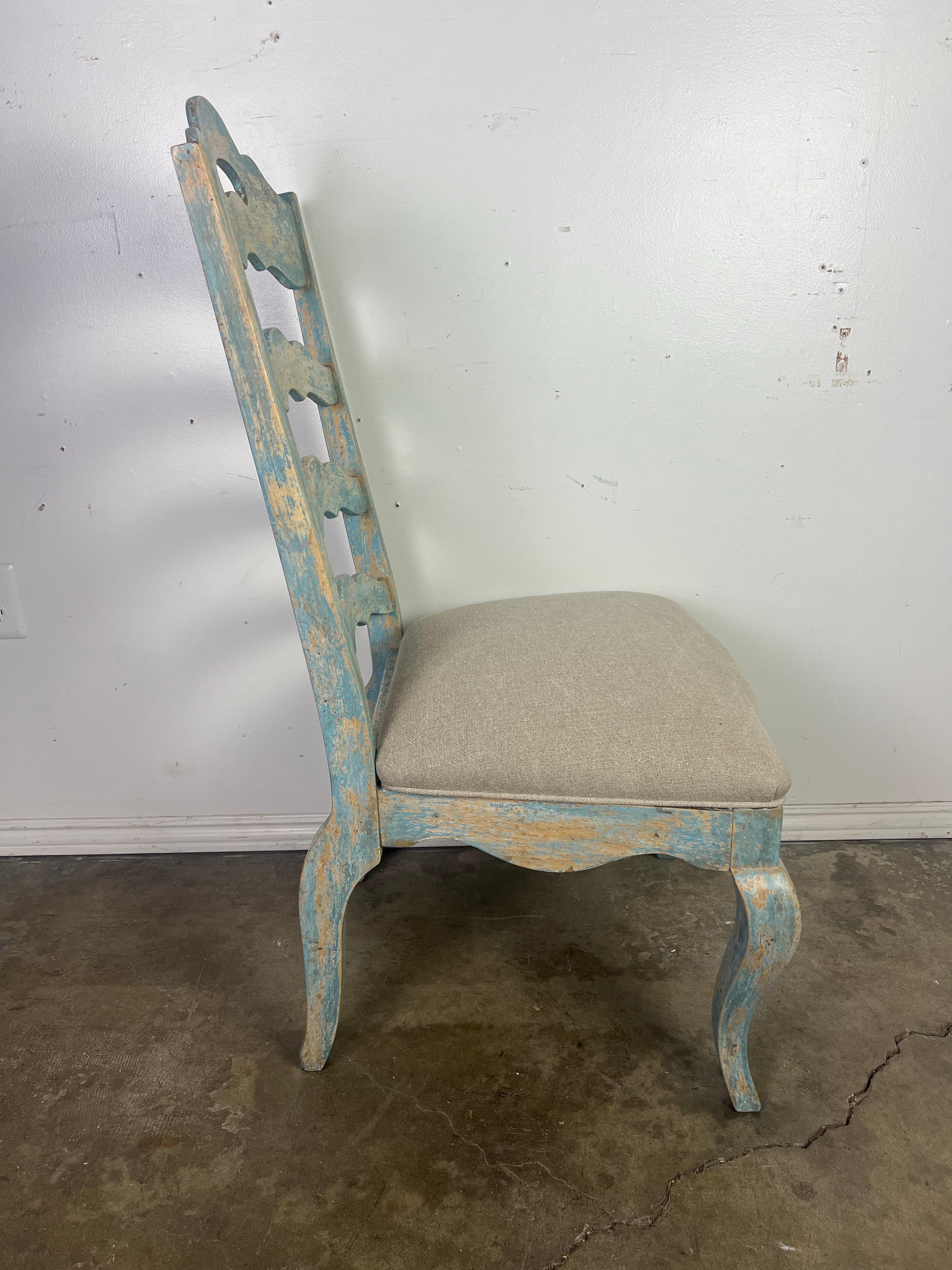 Ensemble de huit chaises de salle à manger à dossier en échelle peintes à la française en vente 1
