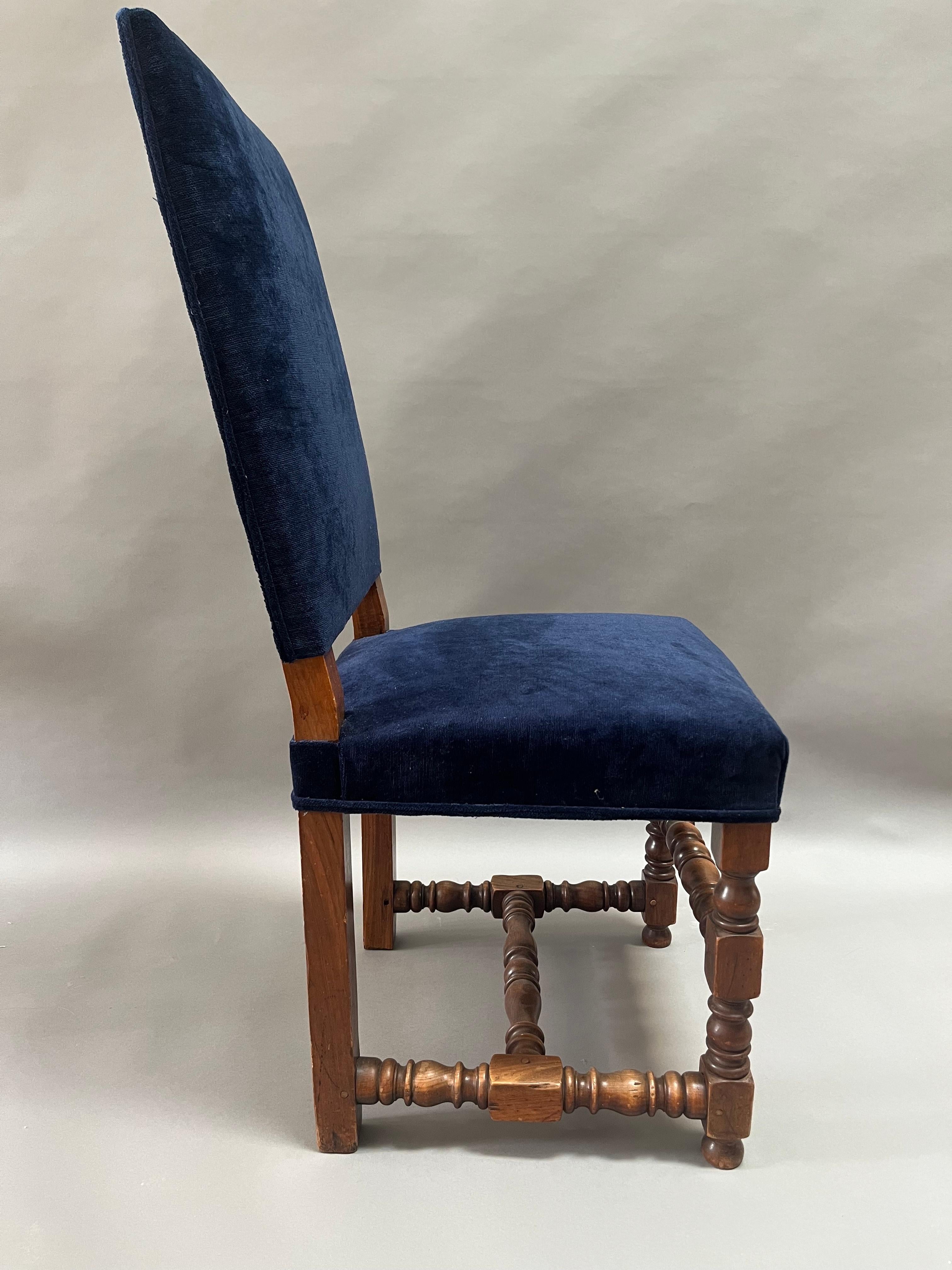 XIXe siècle  Ensemble de huit chaises de salle à manger provinciales françaises de style Louis XIII en vente