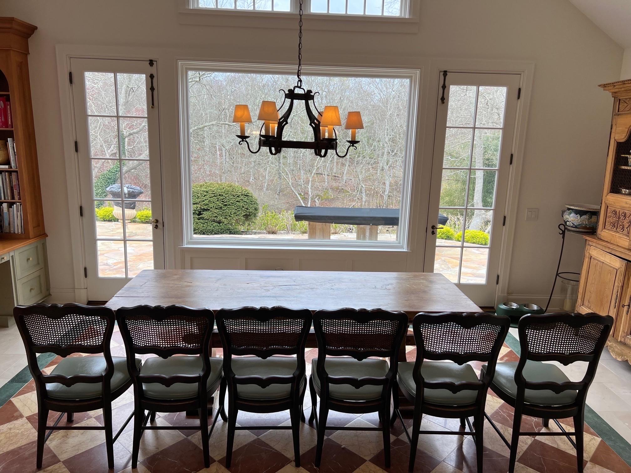 Set di otto sedie da pranzo in stile provinciale francese con canne nere in vendita 3