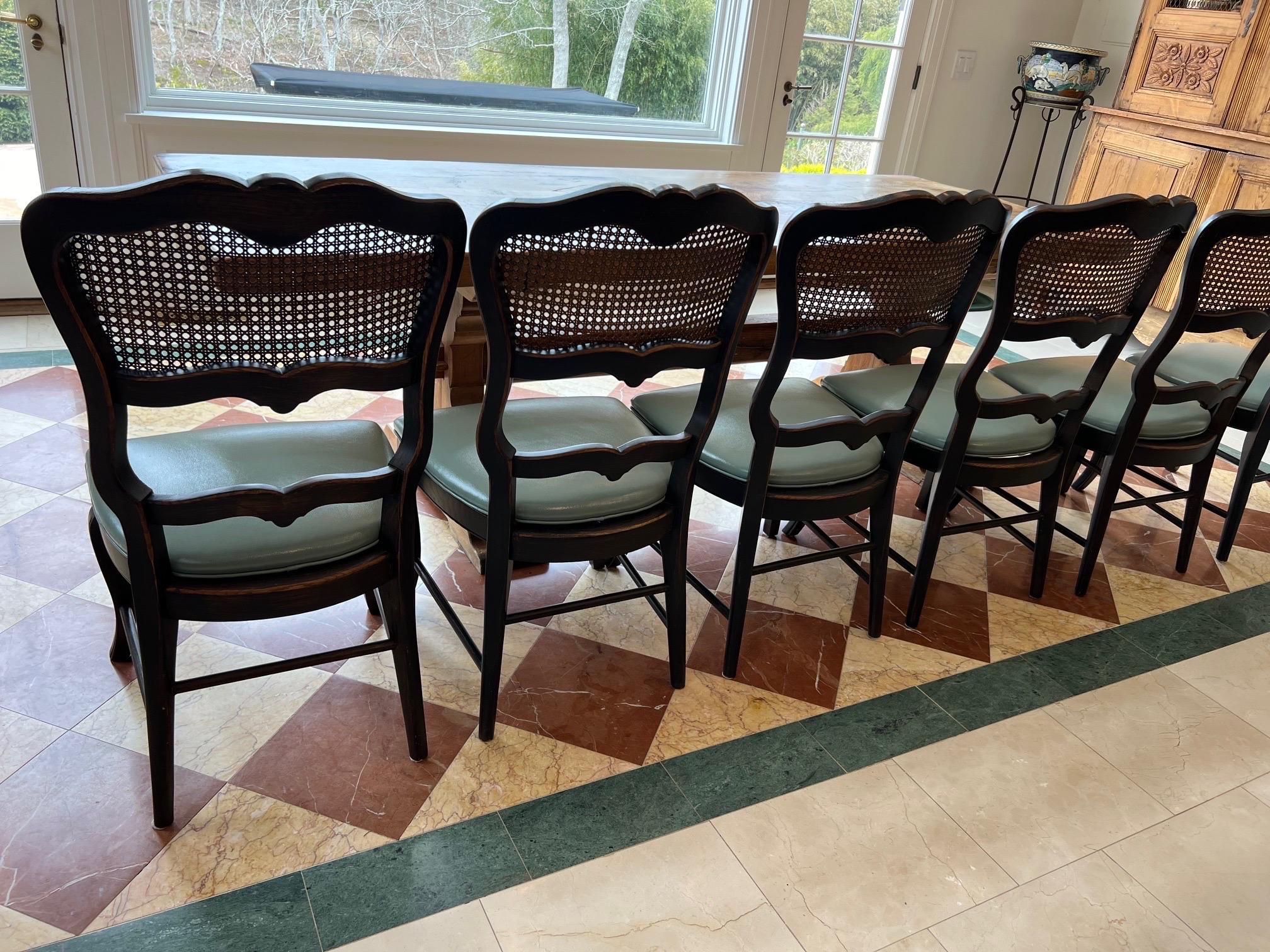 Set di otto sedie da pranzo in stile provinciale francese con canne nere in vendita 4