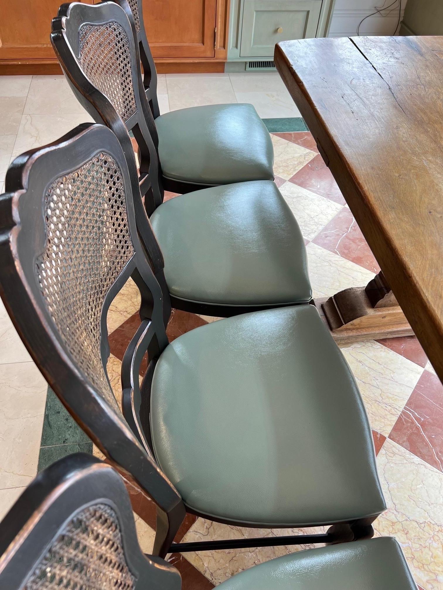 Set di otto sedie da pranzo in stile provinciale francese con canne nere in vendita 5