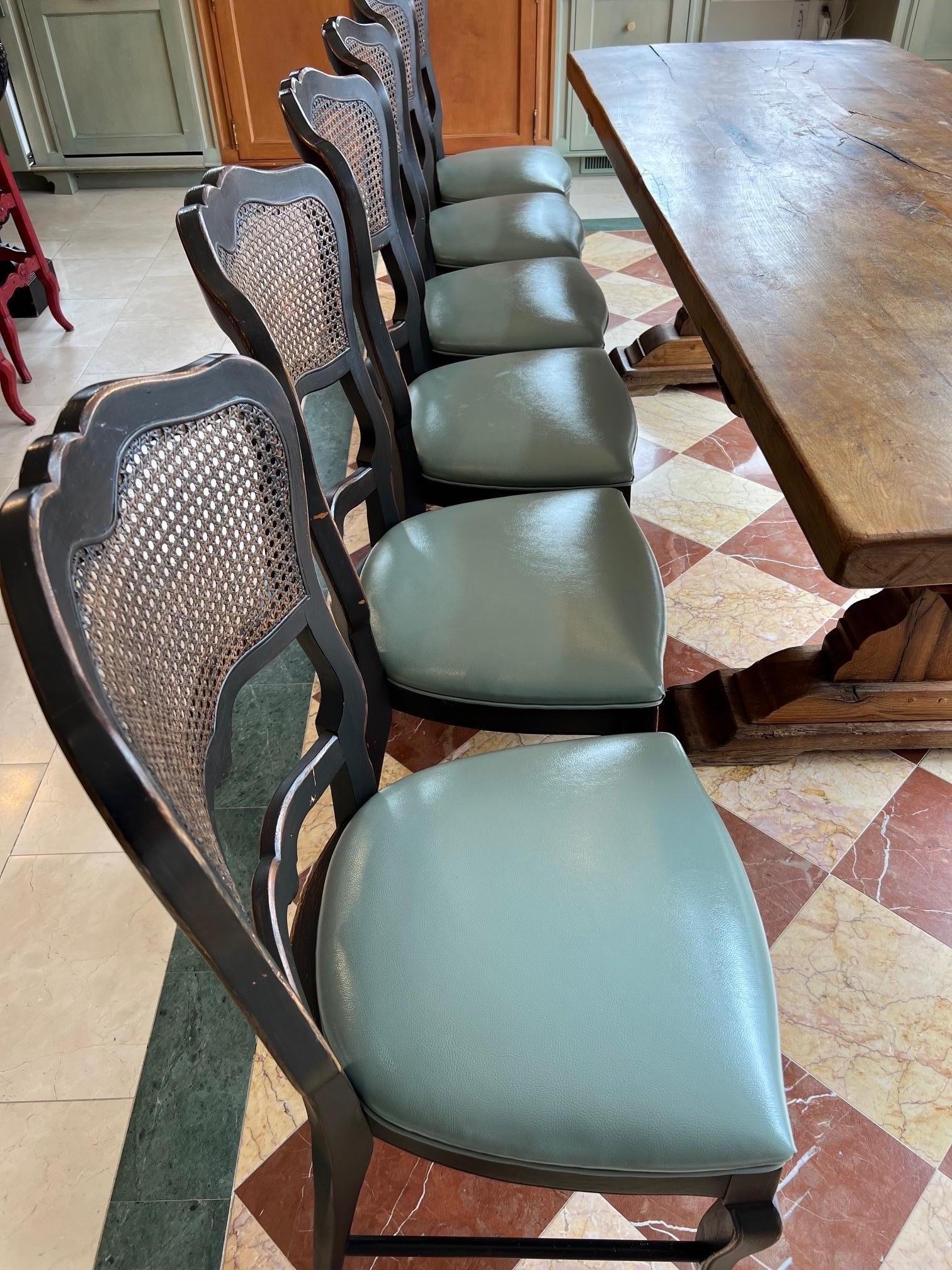 Set di otto sedie da pranzo in stile provinciale francese con canne nere in vendita 6