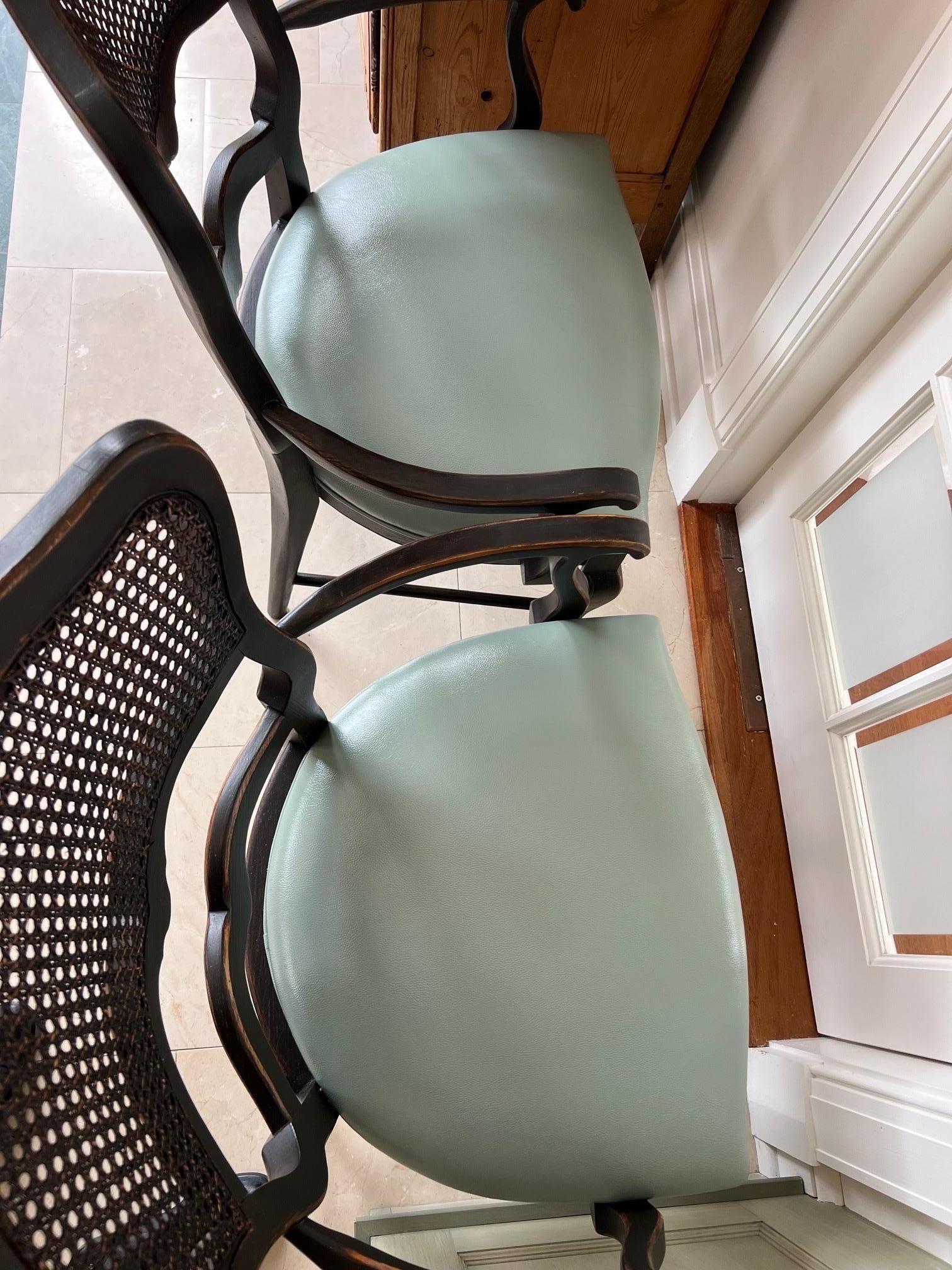 Set di otto sedie da pranzo in stile provinciale francese con canne nere in vendita 7