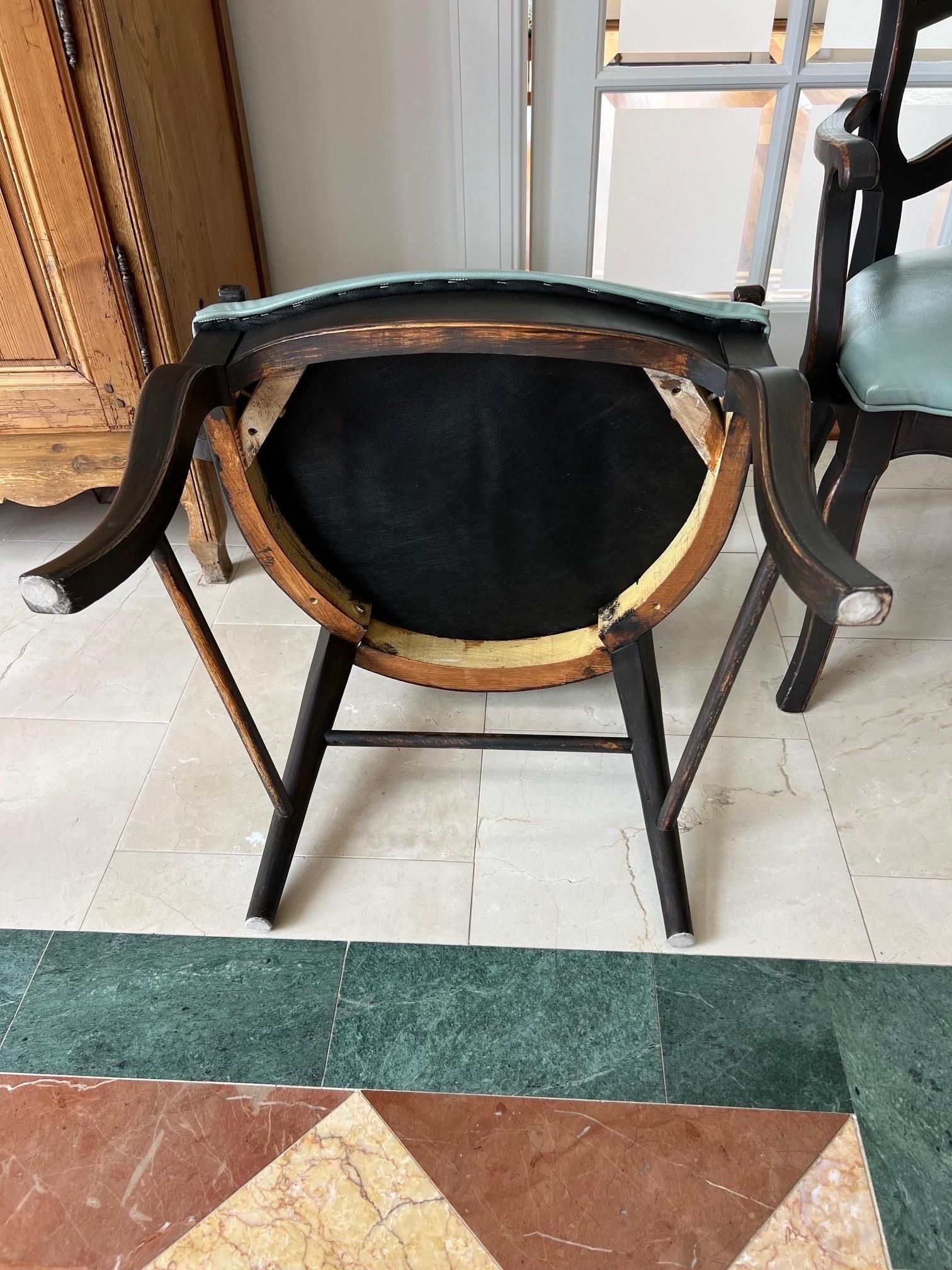 Set di otto sedie da pranzo in stile provinciale francese con canne nere in vendita 8