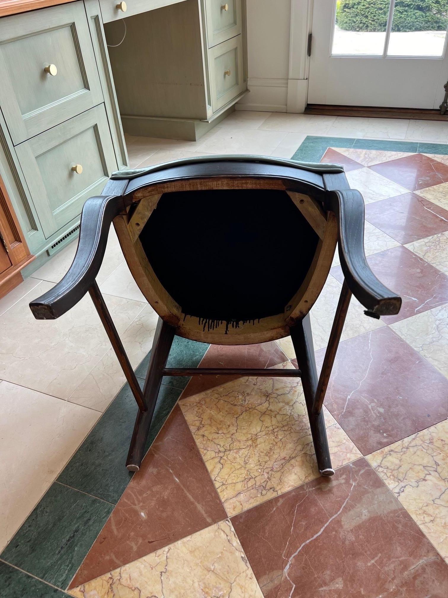 Set di otto sedie da pranzo in stile provinciale francese con canne nere in vendita 9