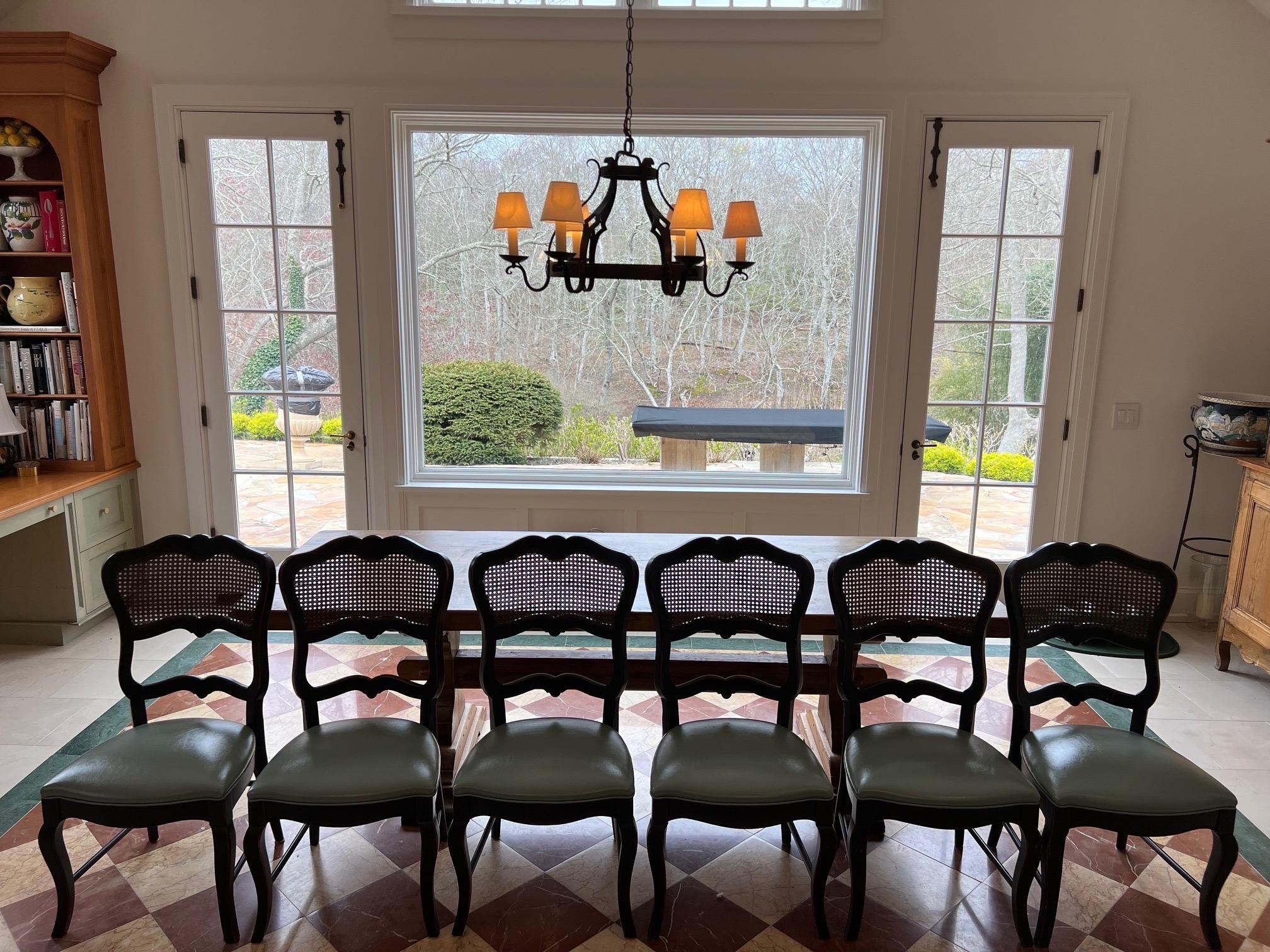 Stile provenzale Set di otto sedie da pranzo in stile provinciale francese con canne nere in vendita