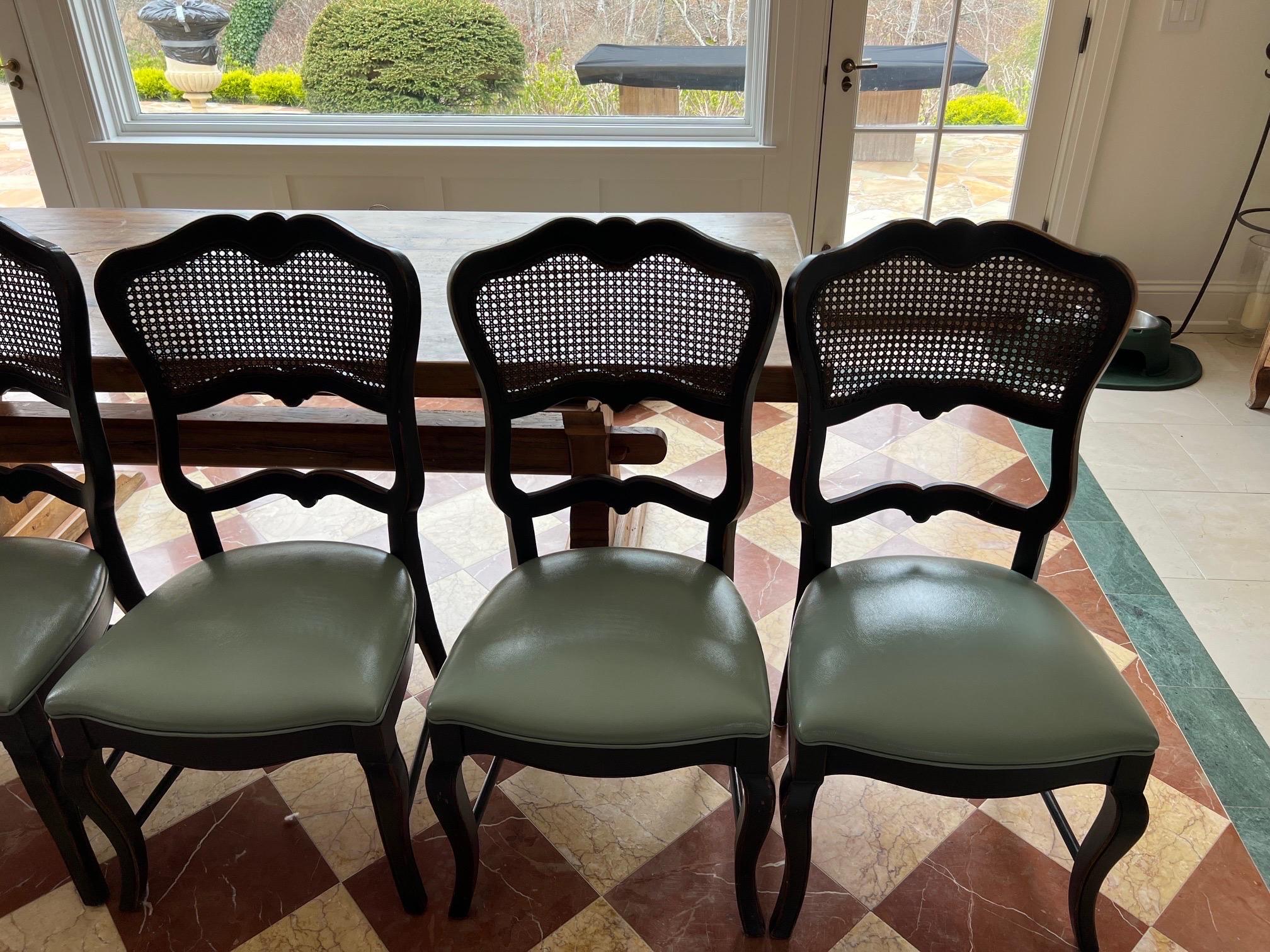 Americano Set di otto sedie da pranzo in stile provinciale francese con canne nere in vendita