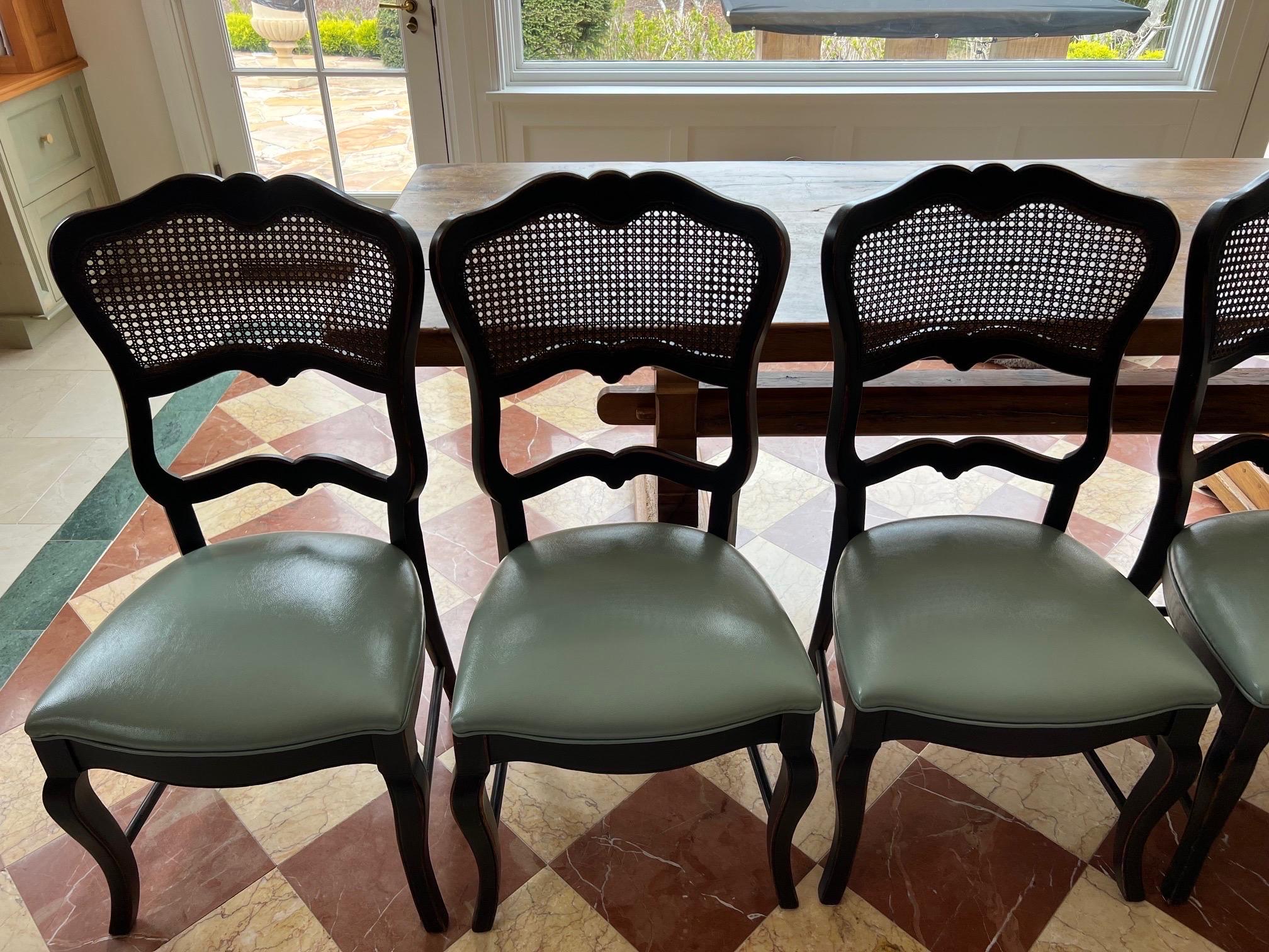 Set di otto sedie da pranzo in stile provinciale francese con canne nere In condizioni buone in vendita a Southampton, NY