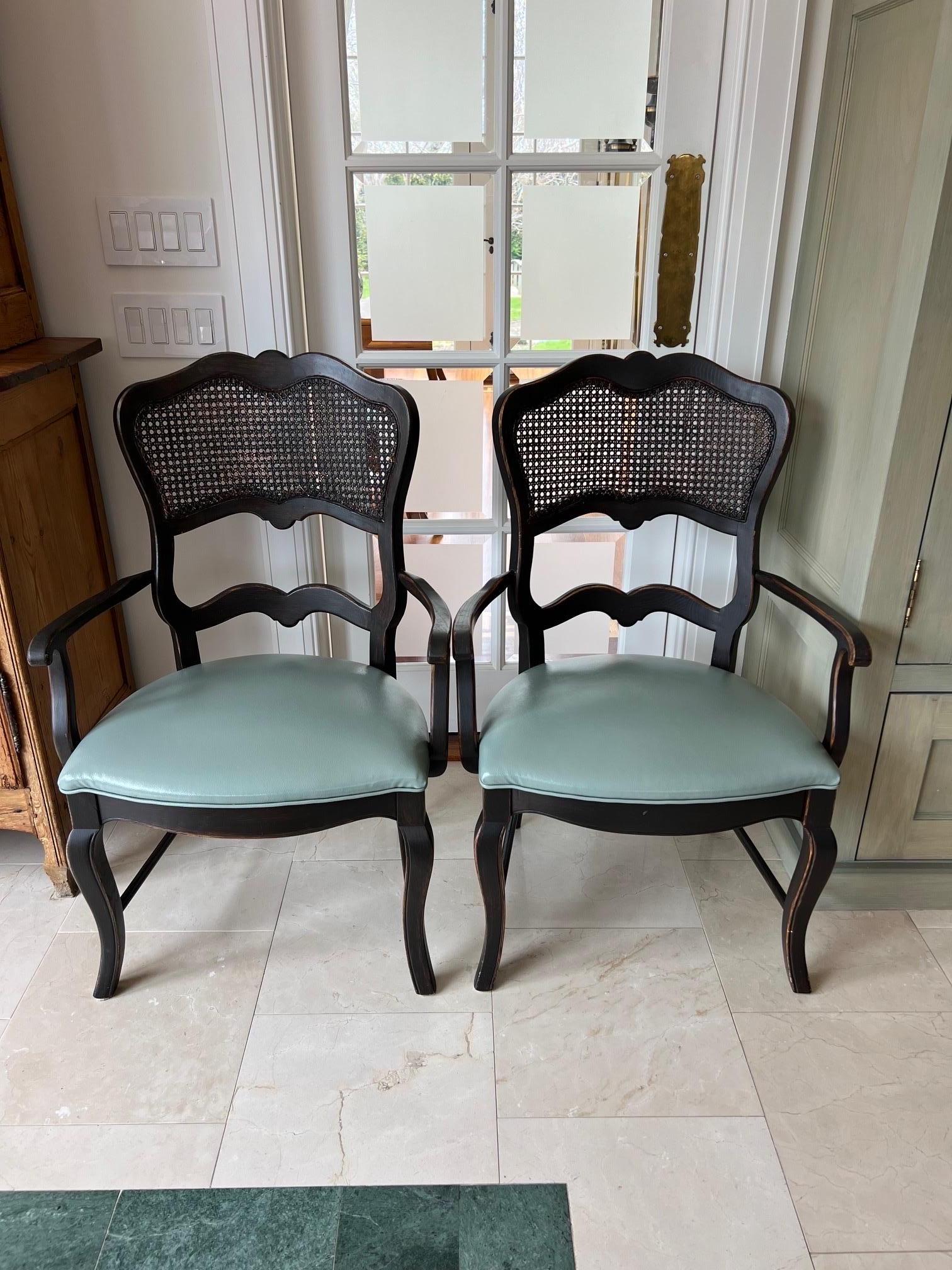 XX secolo Set di otto sedie da pranzo in stile provinciale francese con canne nere in vendita