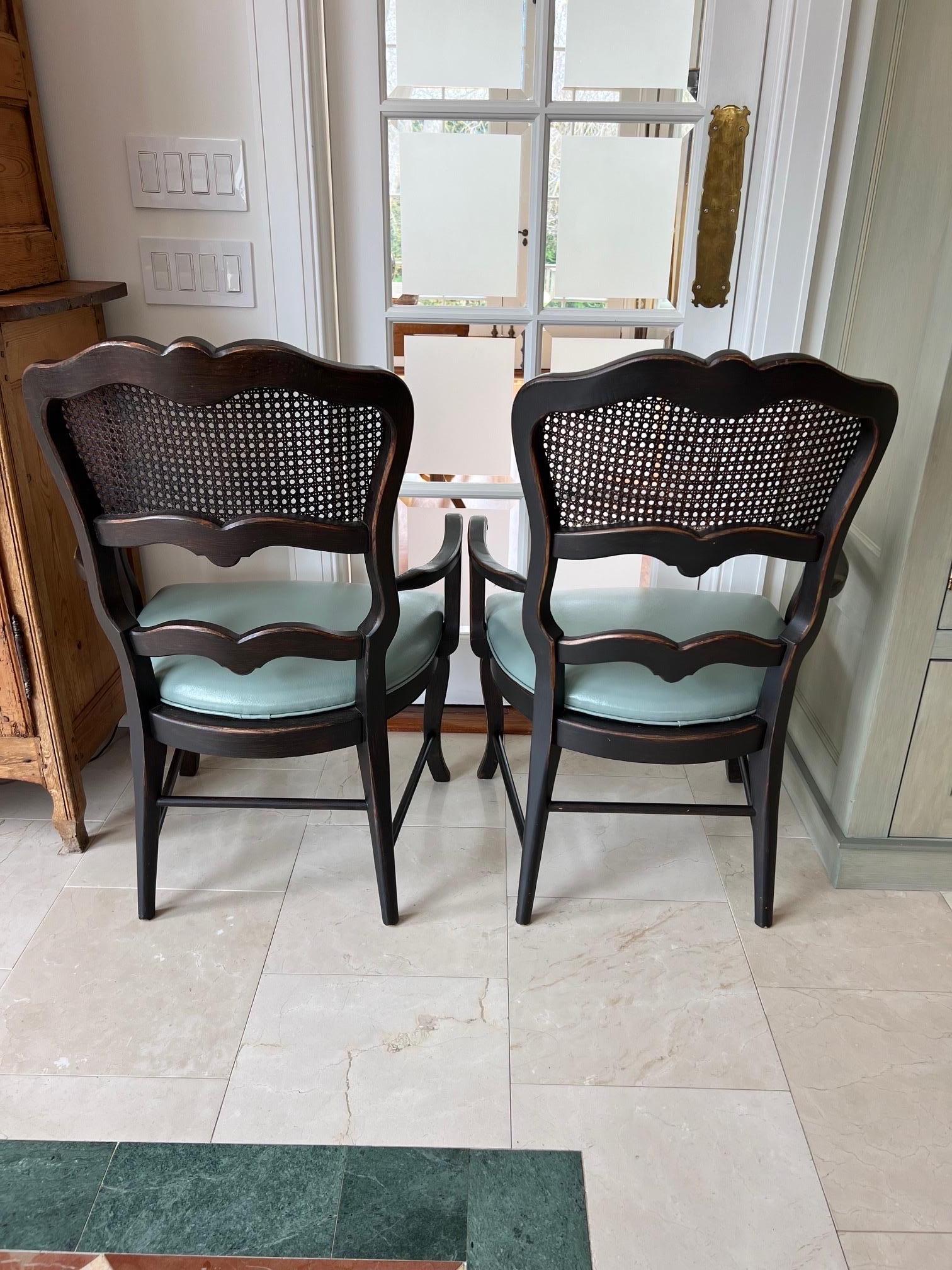 Materiale sintetico Set di otto sedie da pranzo in stile provinciale francese con canne nere in vendita