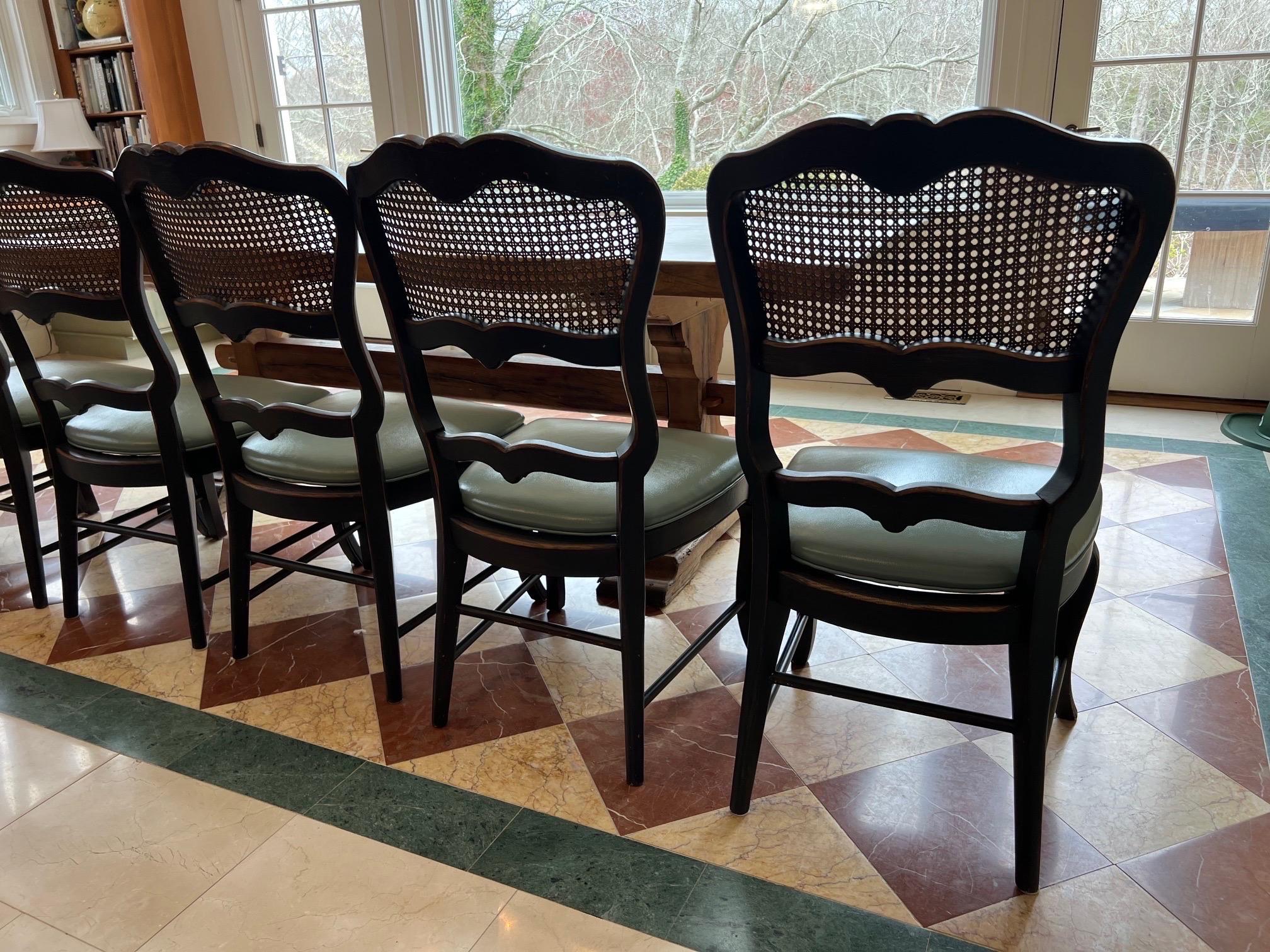 Set di otto sedie da pranzo in stile provinciale francese con canne nere in vendita 1