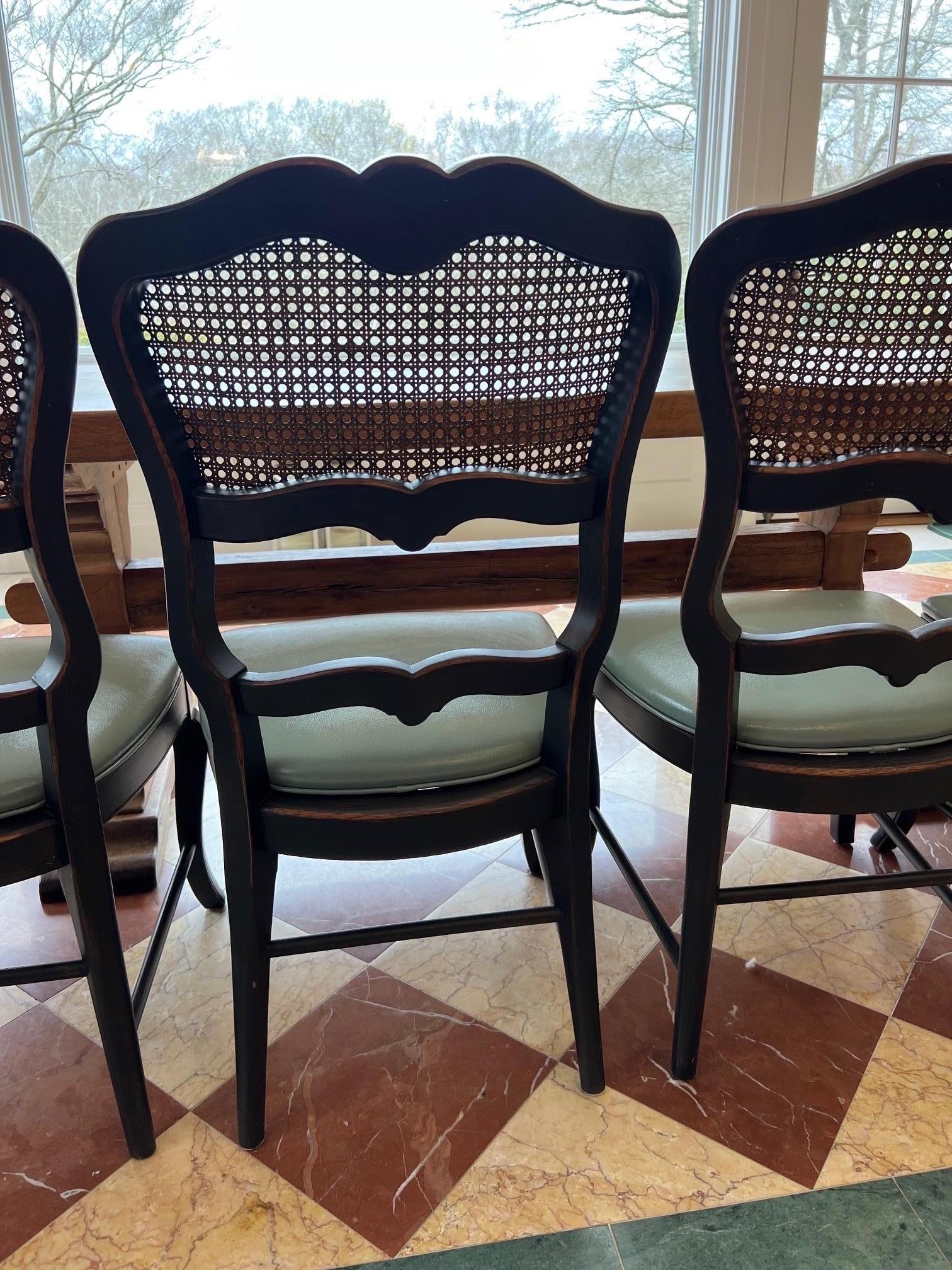 Set di otto sedie da pranzo in stile provinciale francese con canne nere in vendita 2