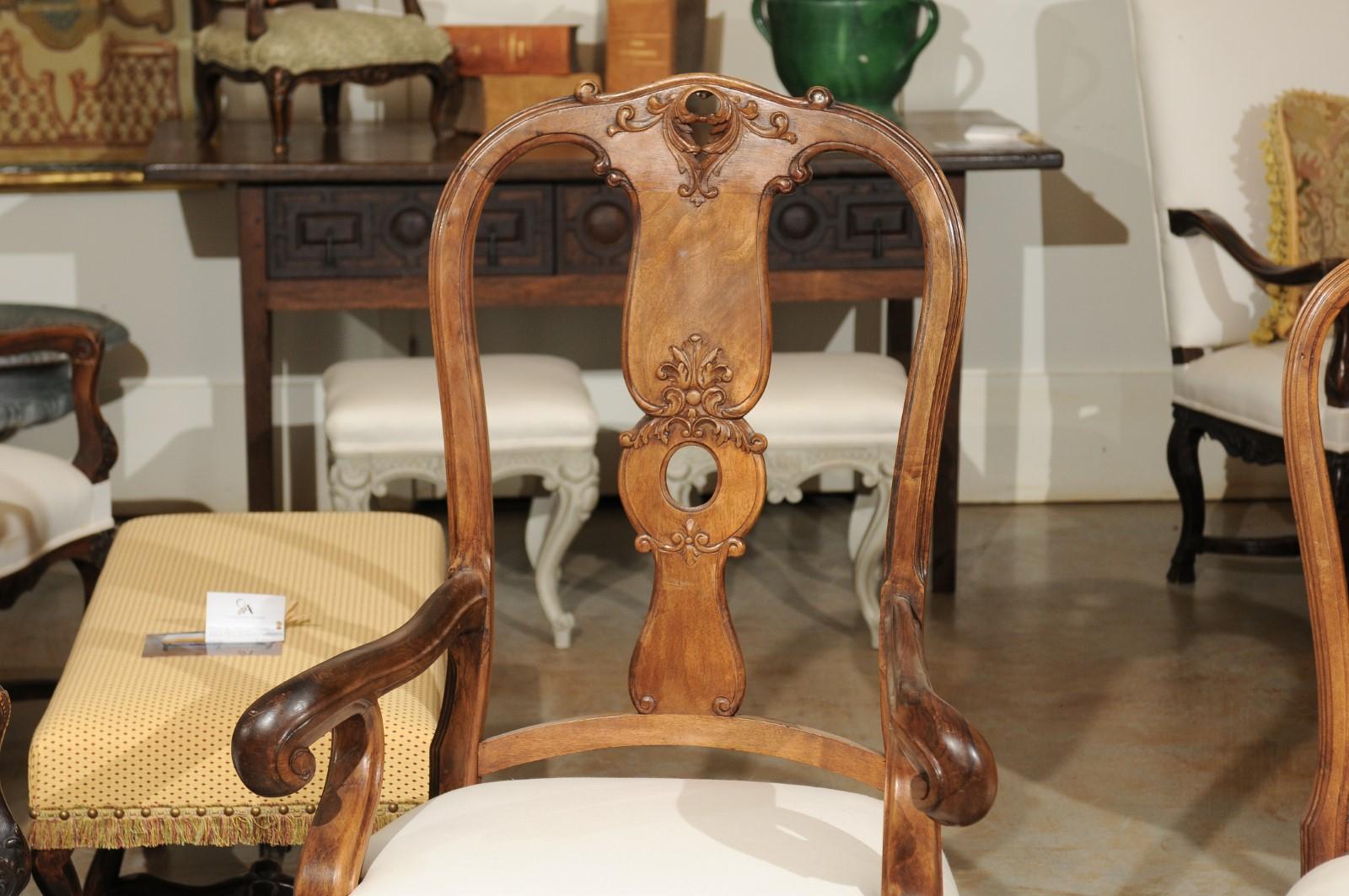 Ensemble de huit chaises de salle à manger de style rococo français en noyer rembourré du 19ème siècle en vente 3