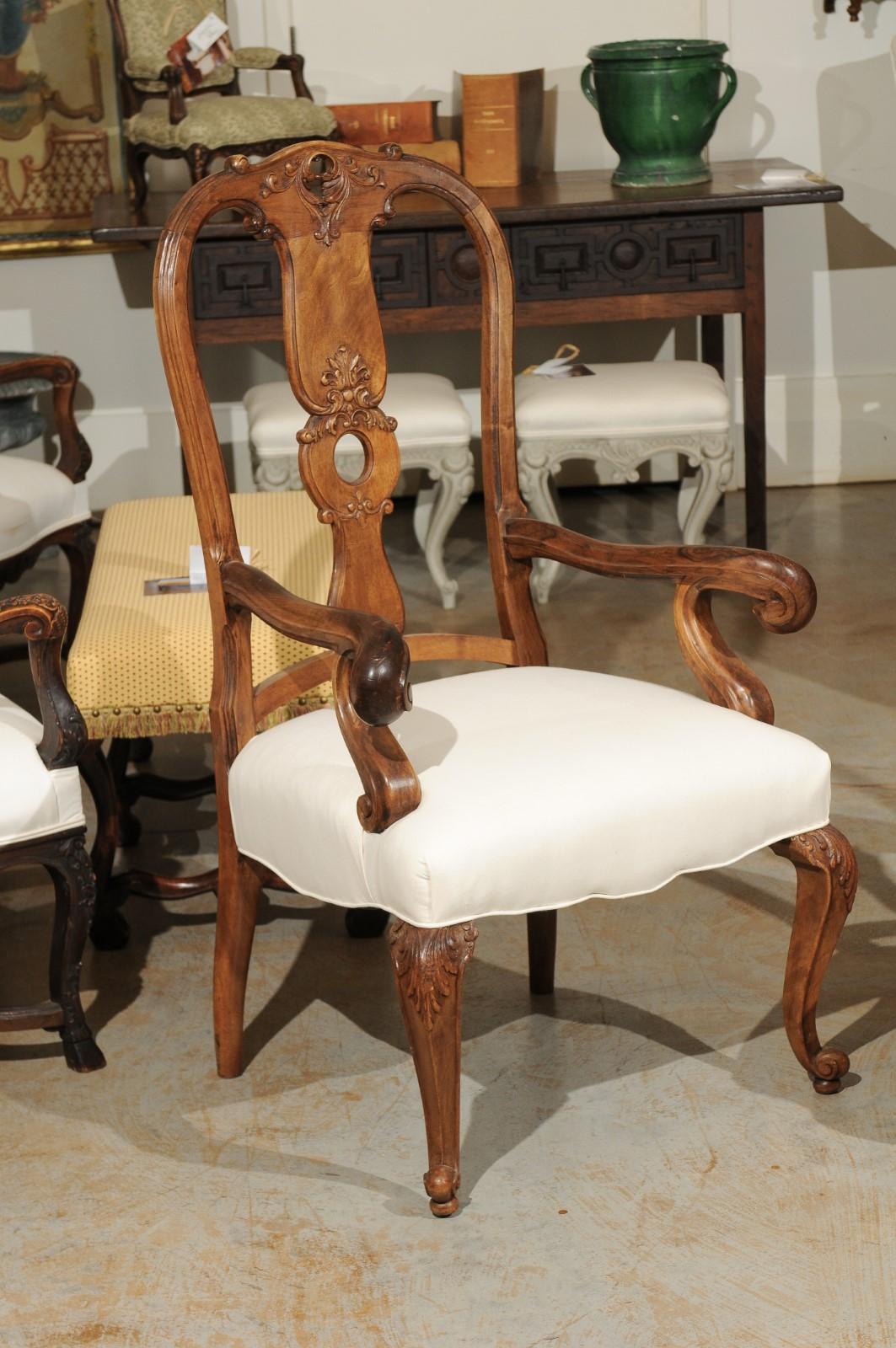 Français Ensemble de huit chaises de salle à manger de style rococo français en noyer rembourré du 19ème siècle en vente